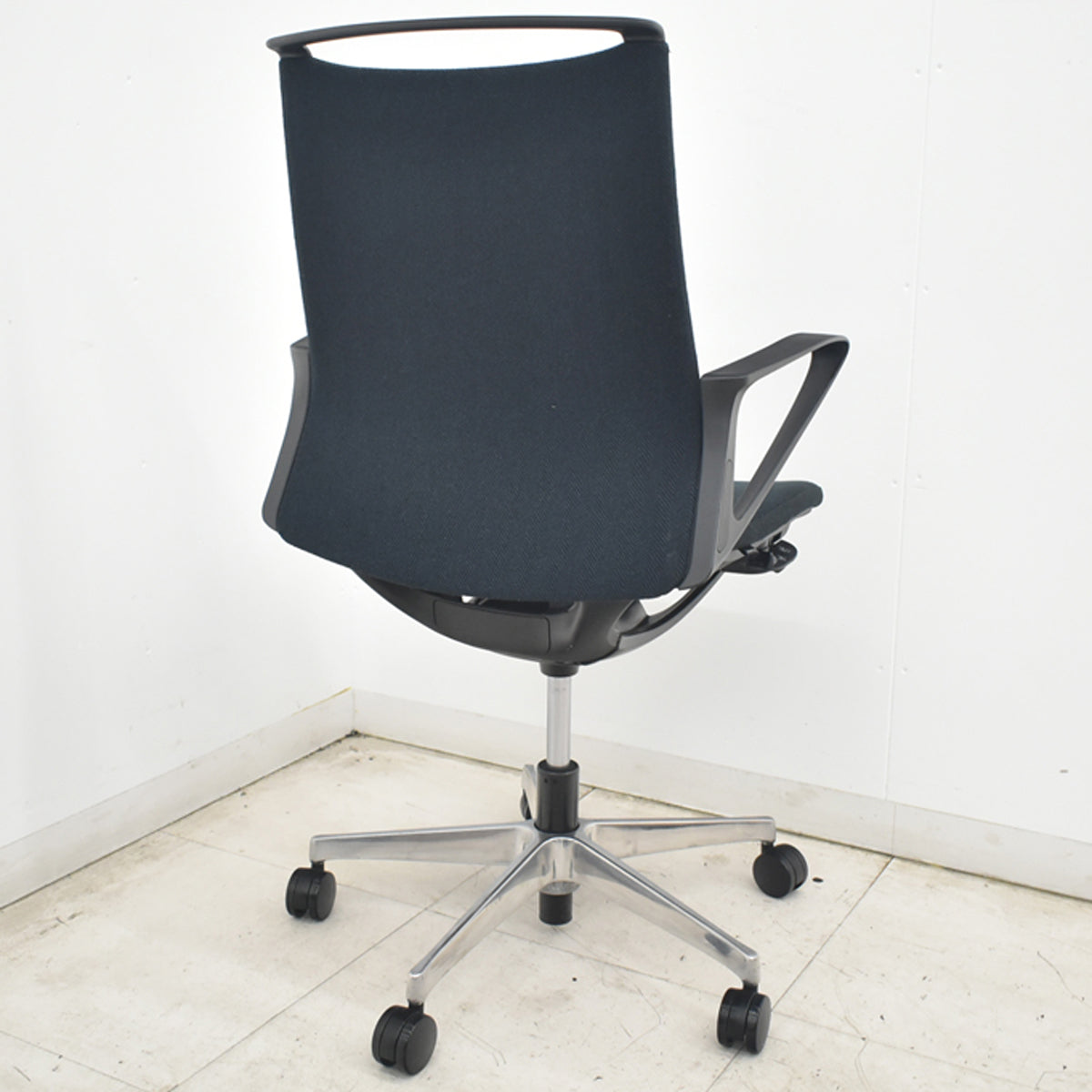 【中古】オカムラ　モードチェア　ミドルバック　固定肘　ポリッシュ　ブラック（ヘリンボーン）　2026081802【中古オフィス家具】