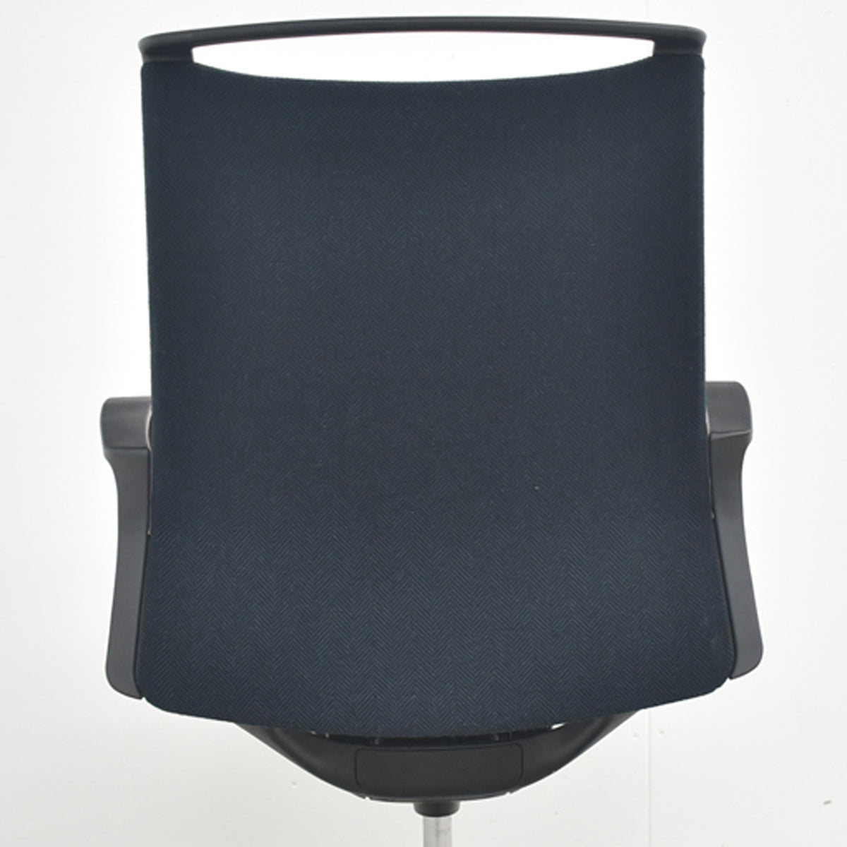 【中古】オカムラ　モードチェア　ミドルバック　固定肘　ポリッシュ　ブラック（ヘリンボーン）　2026081802【中古オフィス家具】
