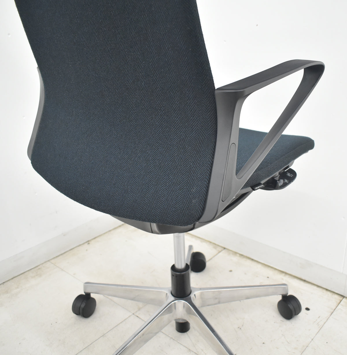 【中古】オカムラ　モードチェア　ミドルバック　固定肘　ポリッシュ　ブラック（ヘリンボーン）　2026081802【中古オフィス家具】