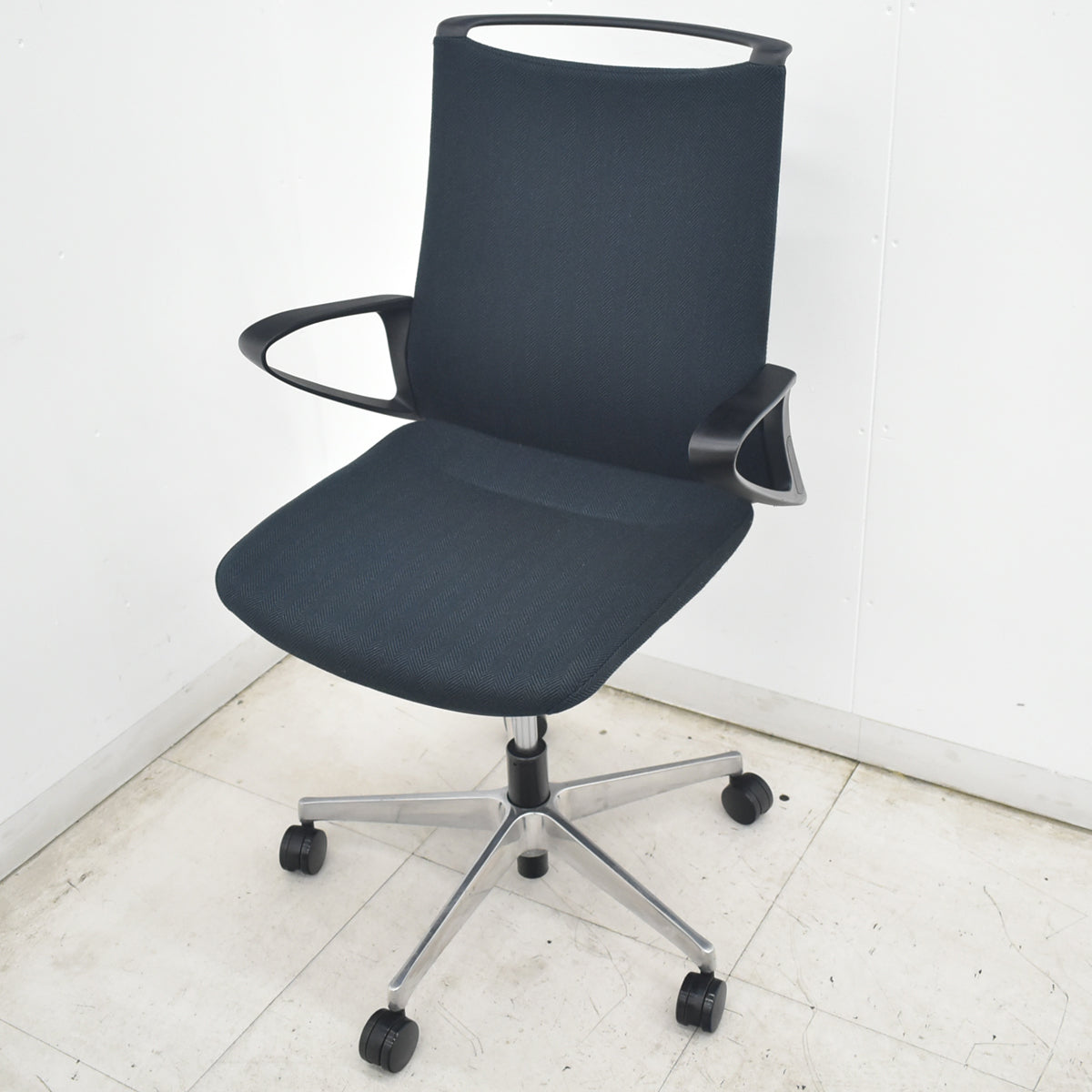 【中古】オカムラ　モードチェア　ミドルバック　固定肘　ポリッシュ　ブラック（ヘリンボーン）　2026081802【中古オフィス家具】