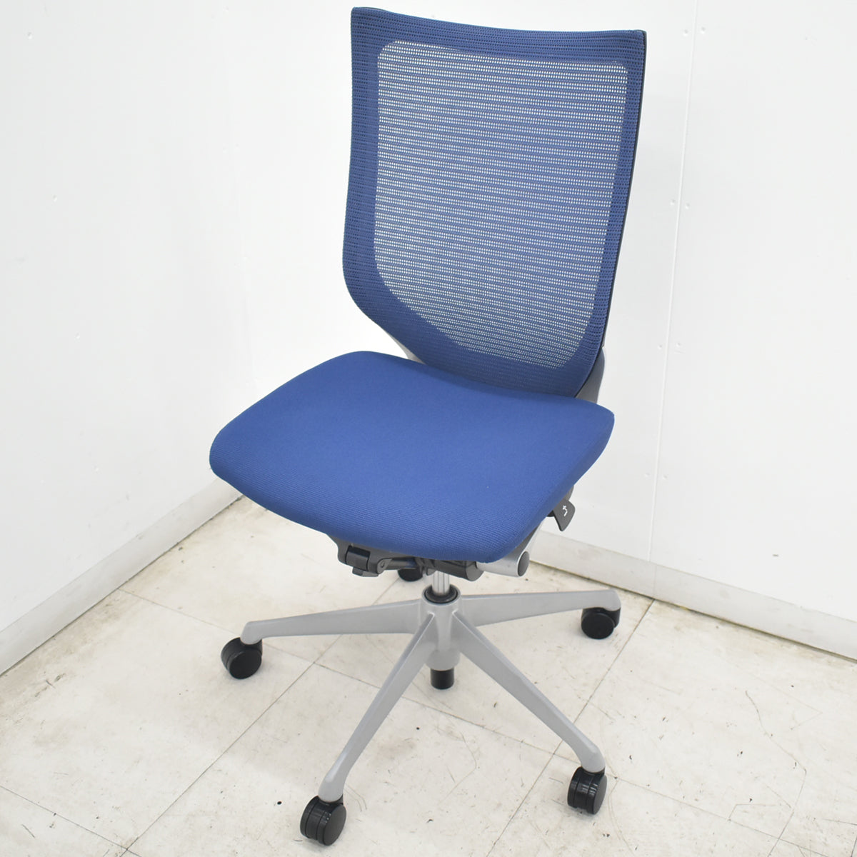【中古】オカムラ　バロン　ハイバック　肘なし　ミディアムブルー　2026081803【中古オフィス家具】