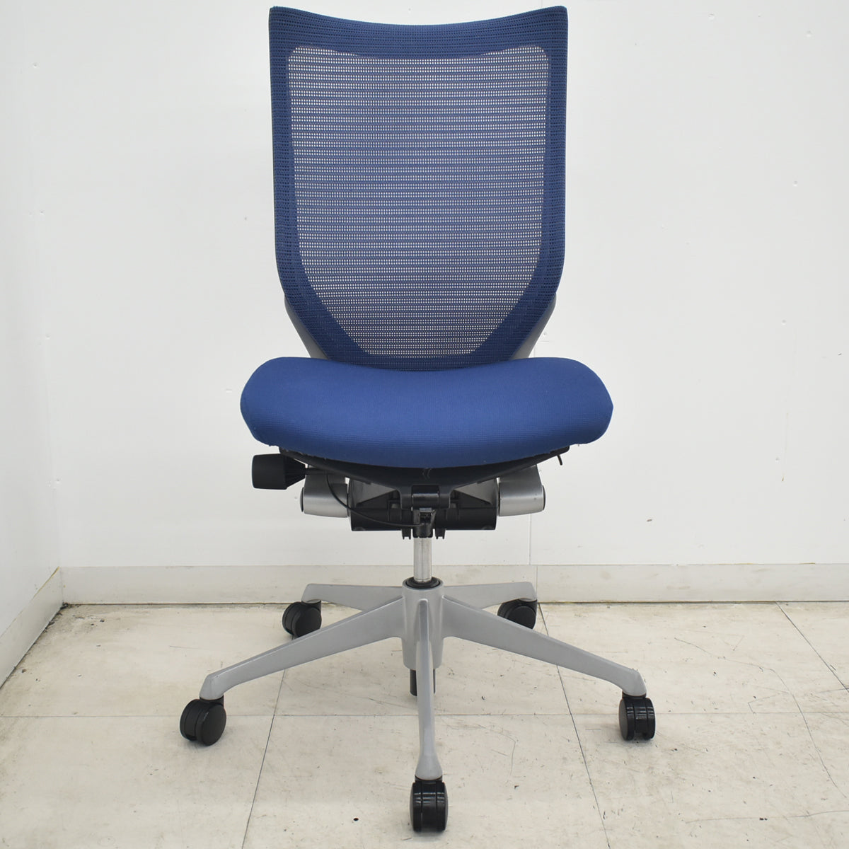 【中古】オカムラ　バロン　ハイバック　肘なし　ミディアムブルー　2026081803【中古オフィス家具】
