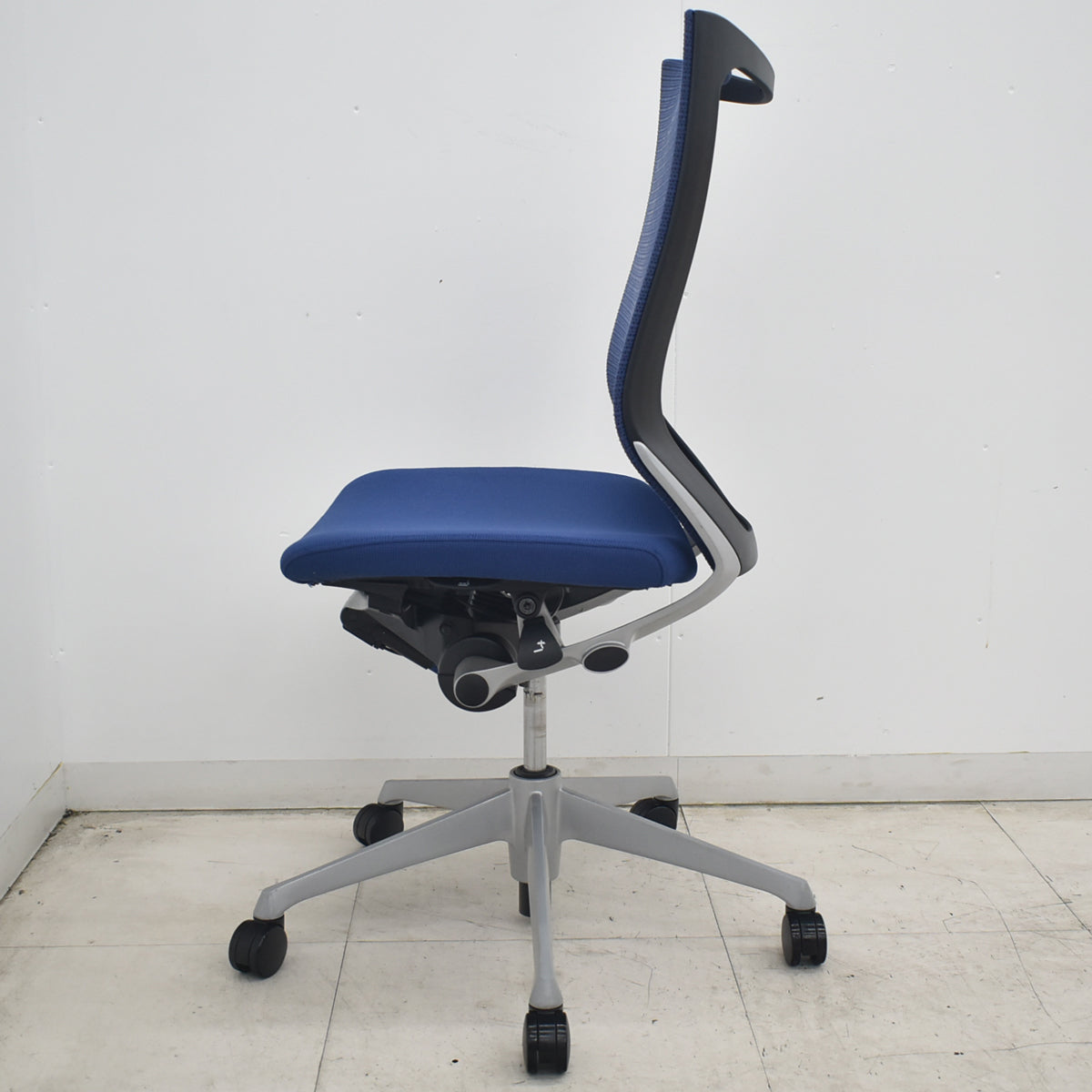 【中古】オカムラ　バロン　ハイバック　肘なし　ミディアムブルー　2026081803【中古オフィス家具】