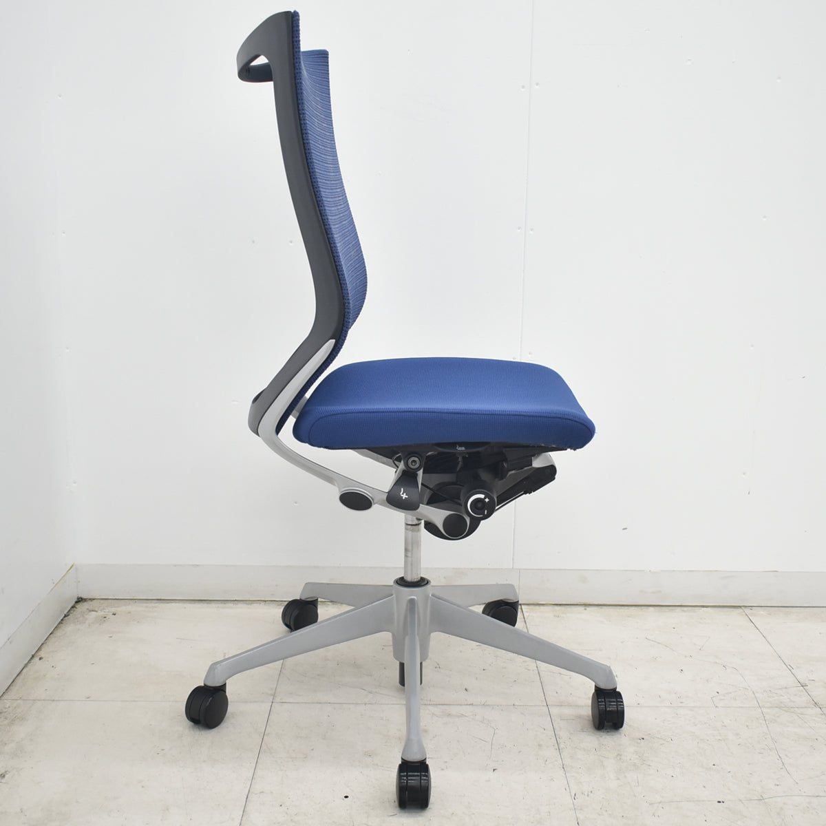 【中古】オカムラ　バロン　ハイバック　肘なし　ミディアムブルー　2026081803【中古オフィス家具】