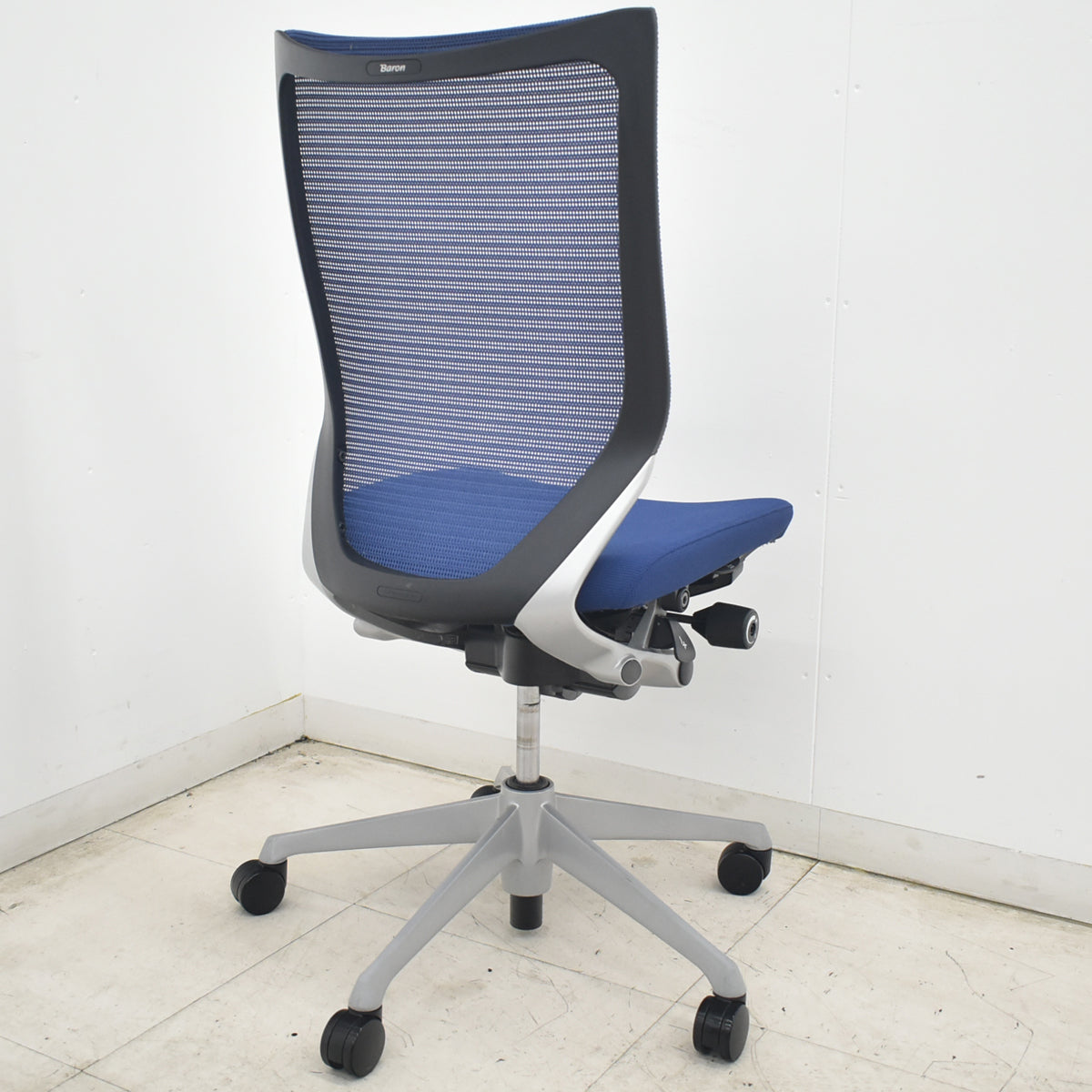 【中古】オカムラ　バロン　ハイバック　肘なし　ミディアムブルー　2026081803【中古オフィス家具】