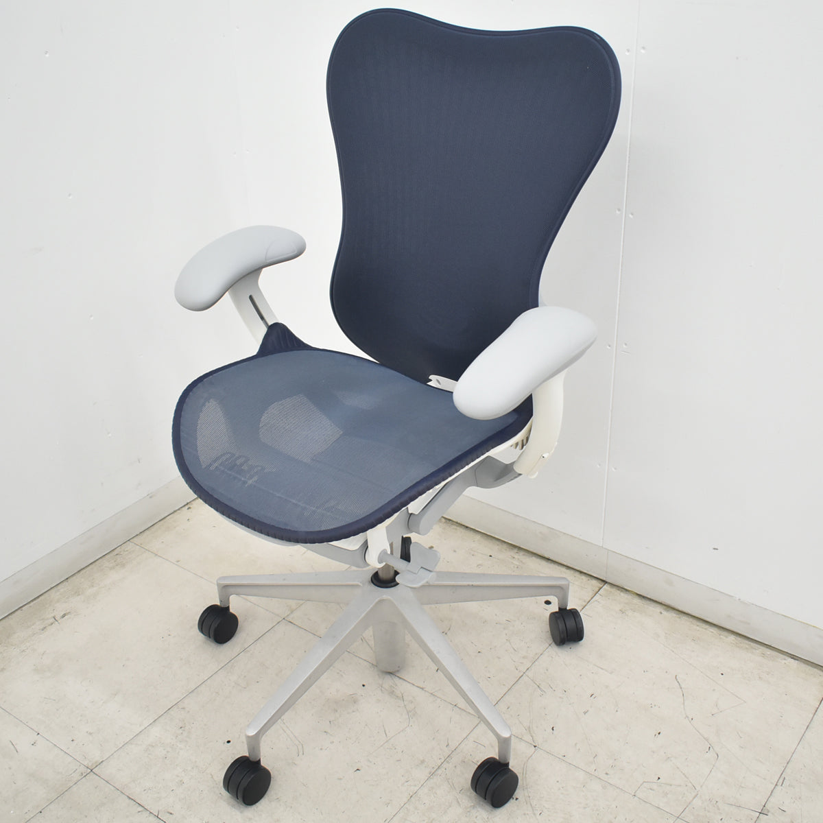 【中古】ハーマンミラー　ミラ２チェア　可動肘　ランバーサポート　バタフライバック　前傾機能付　ダークブルー　2026081901【オフィスチェア】