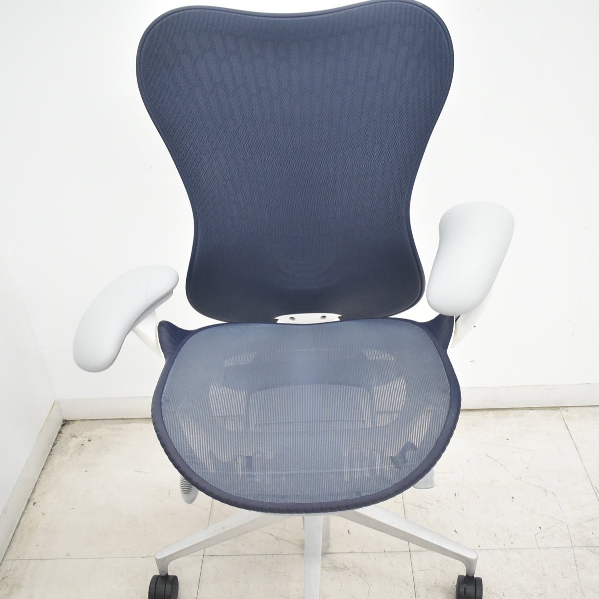 【中古】ハーマンミラー　ミラ２チェア　可動肘　ランバーサポート　バタフライバック　前傾機能付　ダークブルー　2026081901【オフィスチェア】