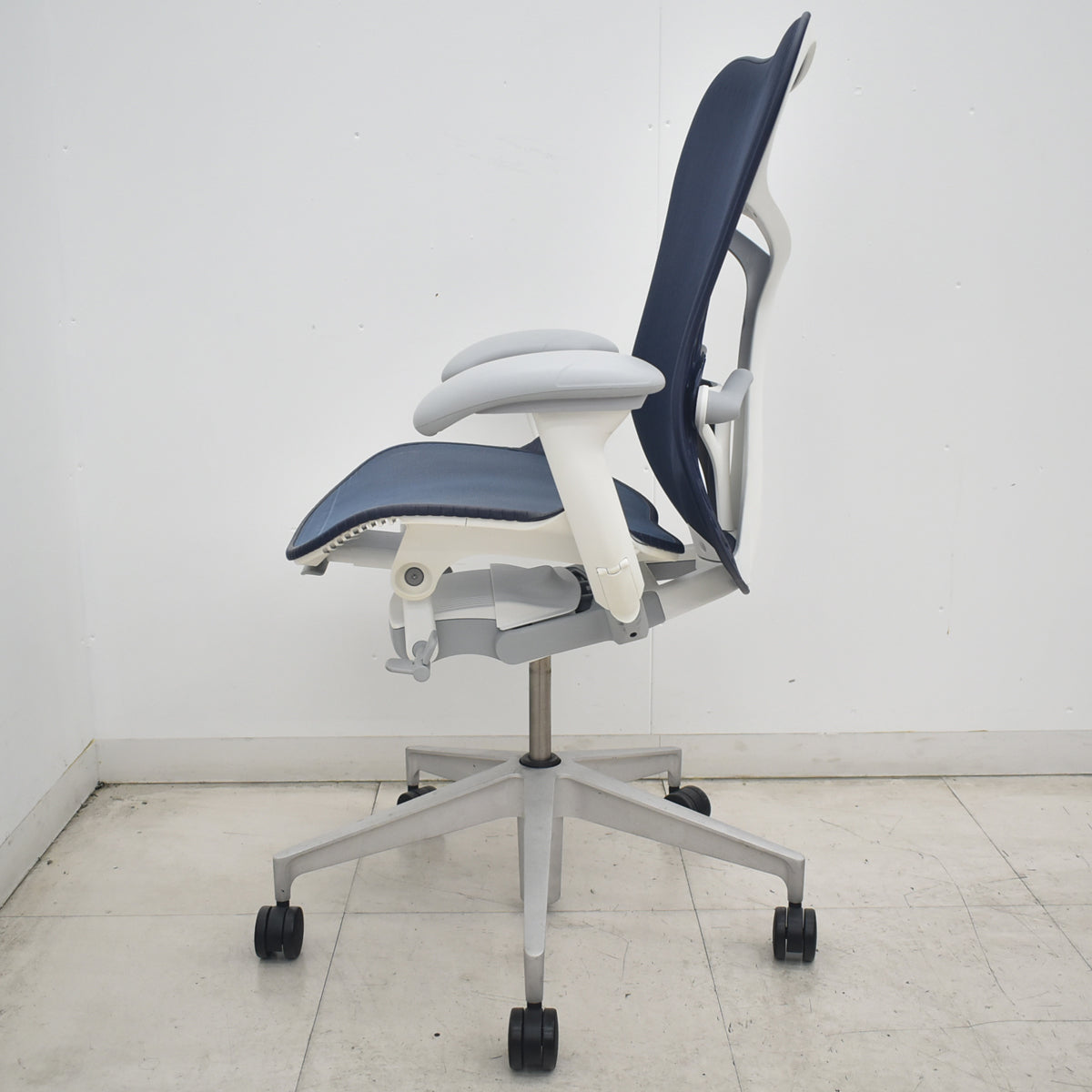 【中古】ハーマンミラー　ミラ２チェア　可動肘　ランバーサポート　バタフライバック　前傾機能付　ダークブルー　2026081901【オフィスチェア】