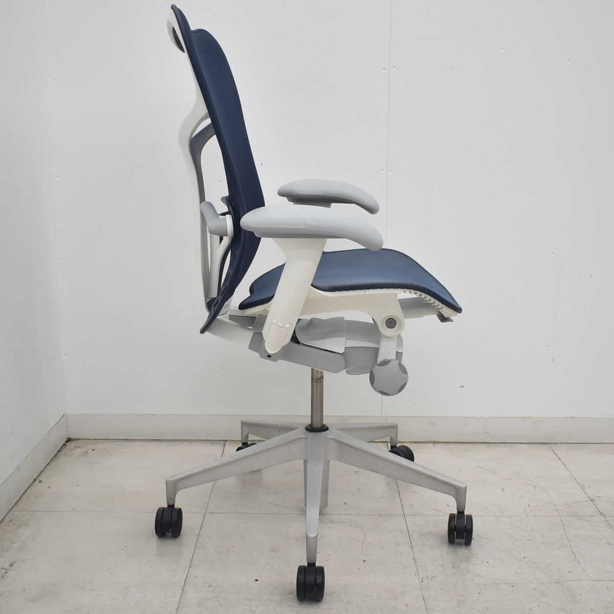 【中古】ハーマンミラー　ミラ２チェア　可動肘　ランバーサポート　バタフライバック　前傾機能付　ダークブルー　2026081901【オフィスチェア】