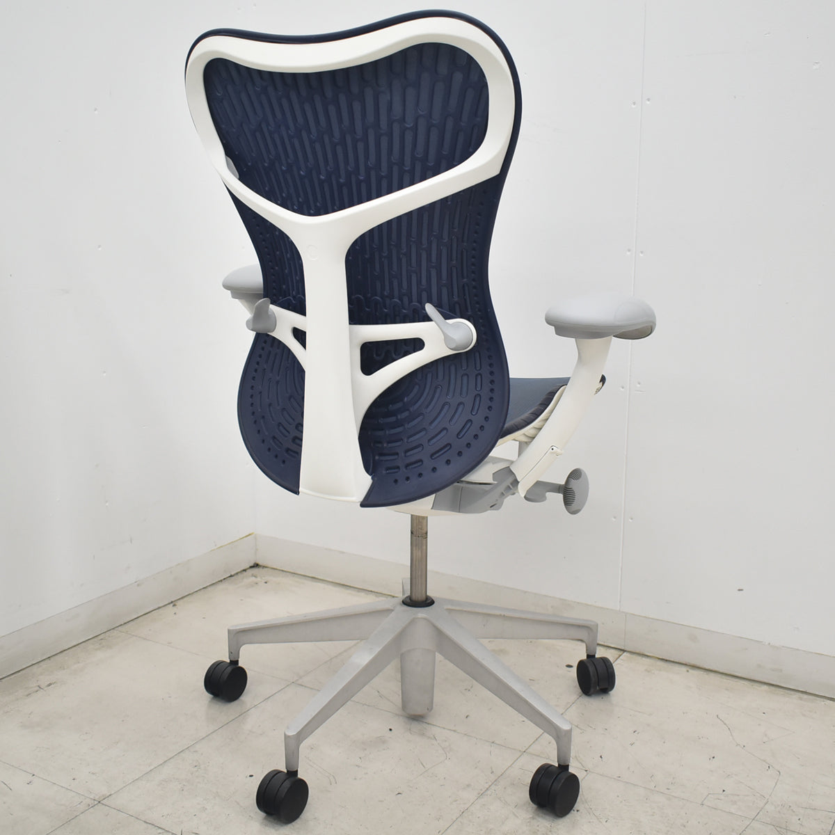 【中古】ハーマンミラー　ミラ２チェア　可動肘　ランバーサポート　バタフライバック　前傾機能付　ダークブルー　2026081901【オフィスチェア】
