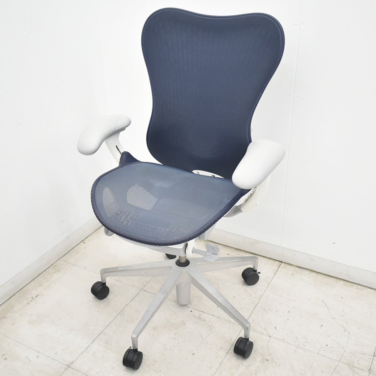 【中古】ハーマンミラー　ミラ２チェア　可動肘　ランバーサポート　バタフライバック　前傾機能付　ダークブルー　2026081902【オフィスチェア】