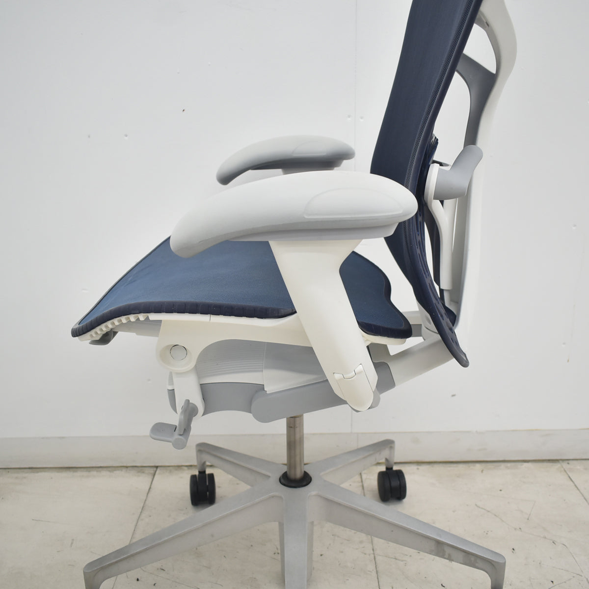 【中古】ハーマンミラー　ミラ２チェア　可動肘　ランバーサポート　バタフライバック　前傾機能付　ダークブルー　2026081902【オフィスチェア】