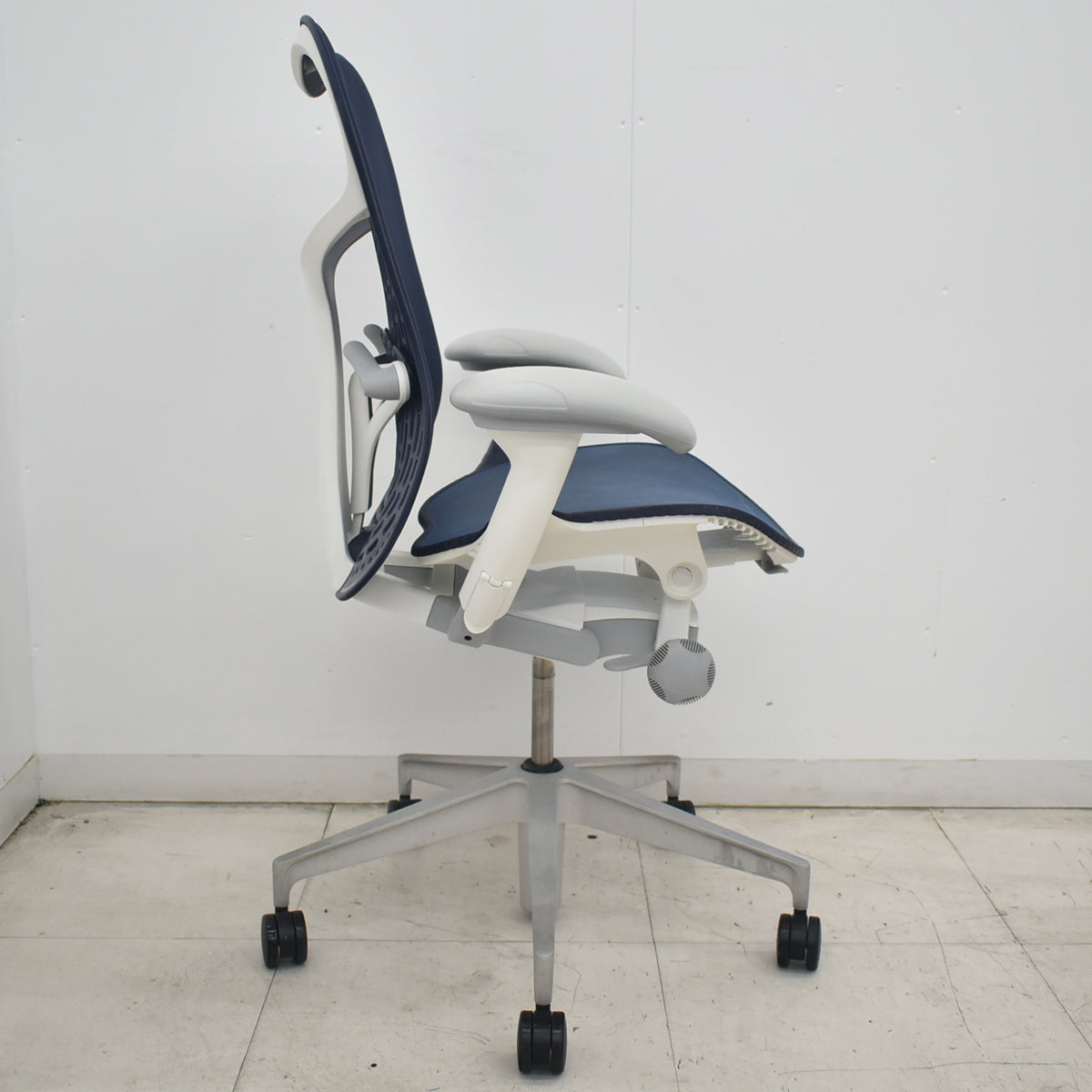 【中古】ハーマンミラー　ミラ２チェア　可動肘　ランバーサポート　バタフライバック　前傾機能付　ダークブルー　2026081902【オフィスチェア】