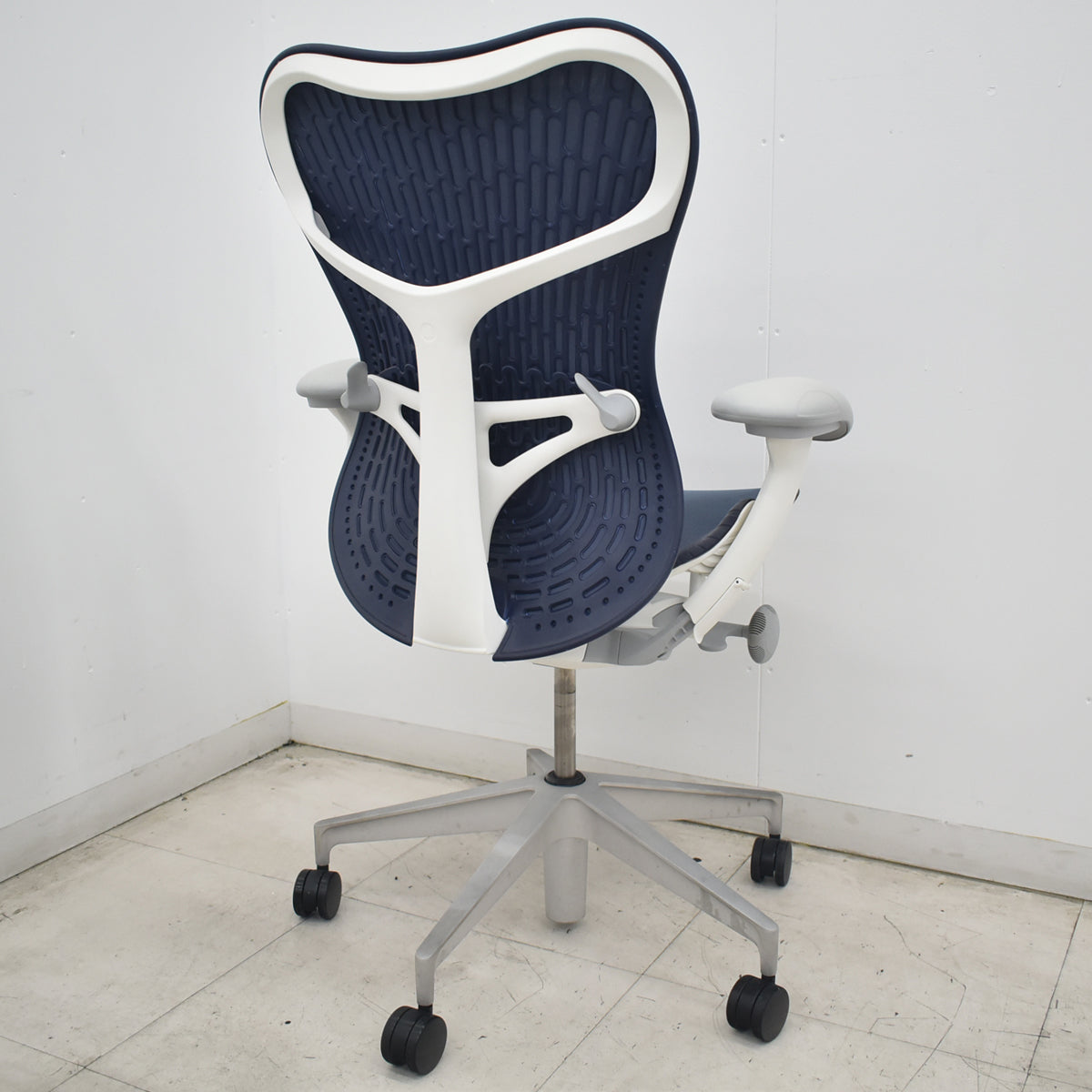 【中古】ハーマンミラー　ミラ２チェア　可動肘　ランバーサポート　バタフライバック　前傾機能付　ダークブルー　2026081902【オフィスチェア】