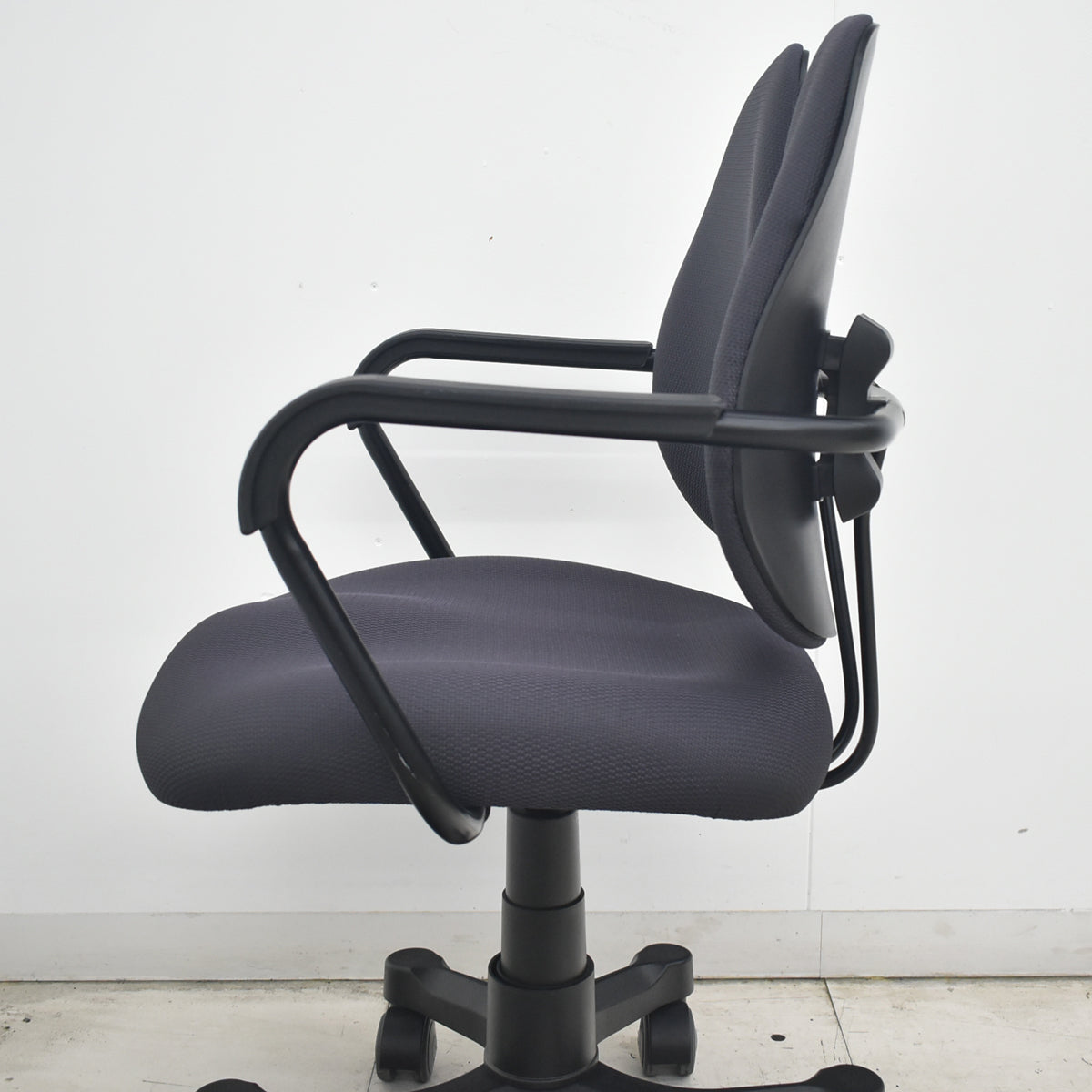 【中古】デュオレスト　コンフィー　DR-260　固定肘　ブラック　2026081906【中古オフィス家具】