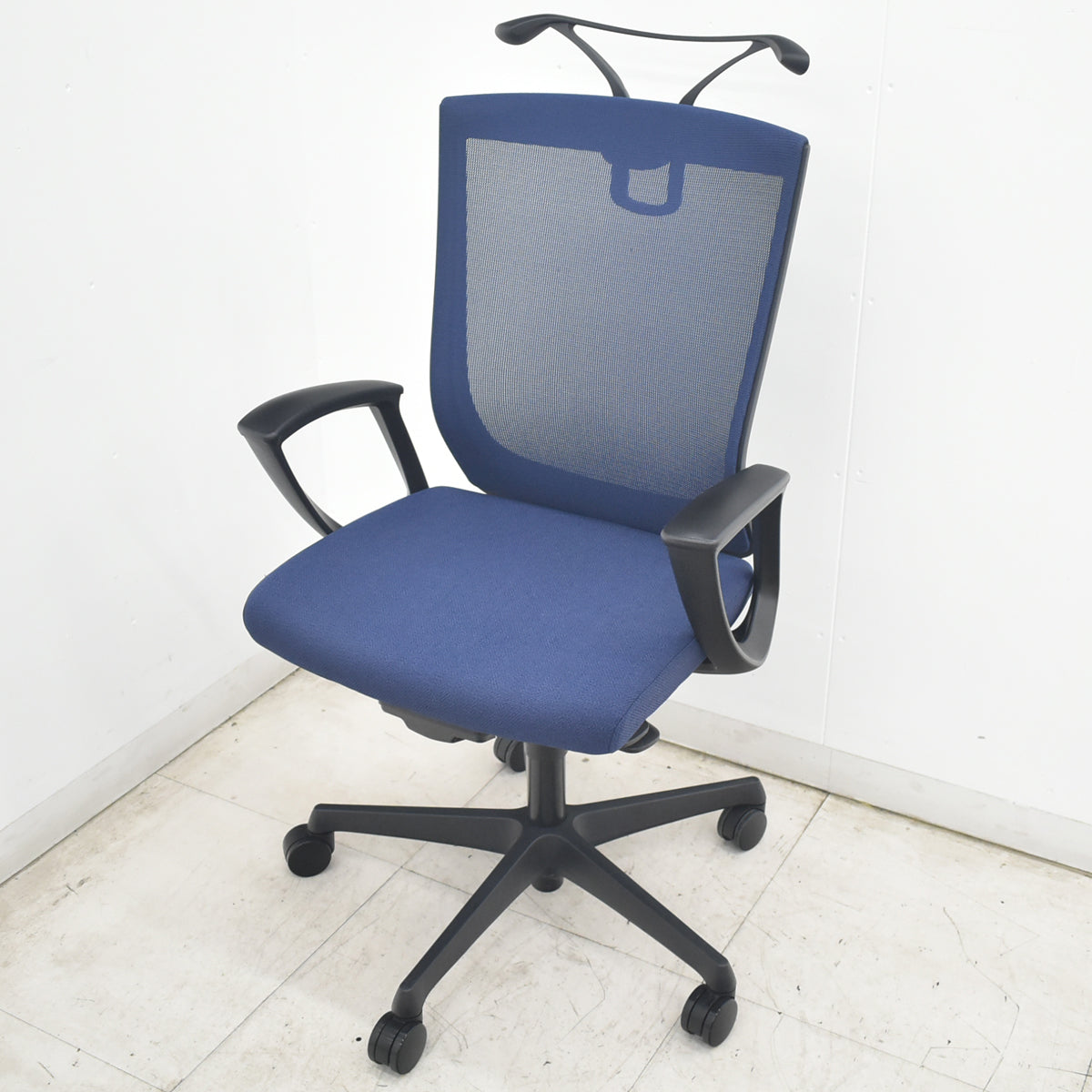 【中古】オカムラ　エスクード　ハイバック　固定肘　ハンガー　2020年製　ダークブルー　2026082002【中古オフィス家具】