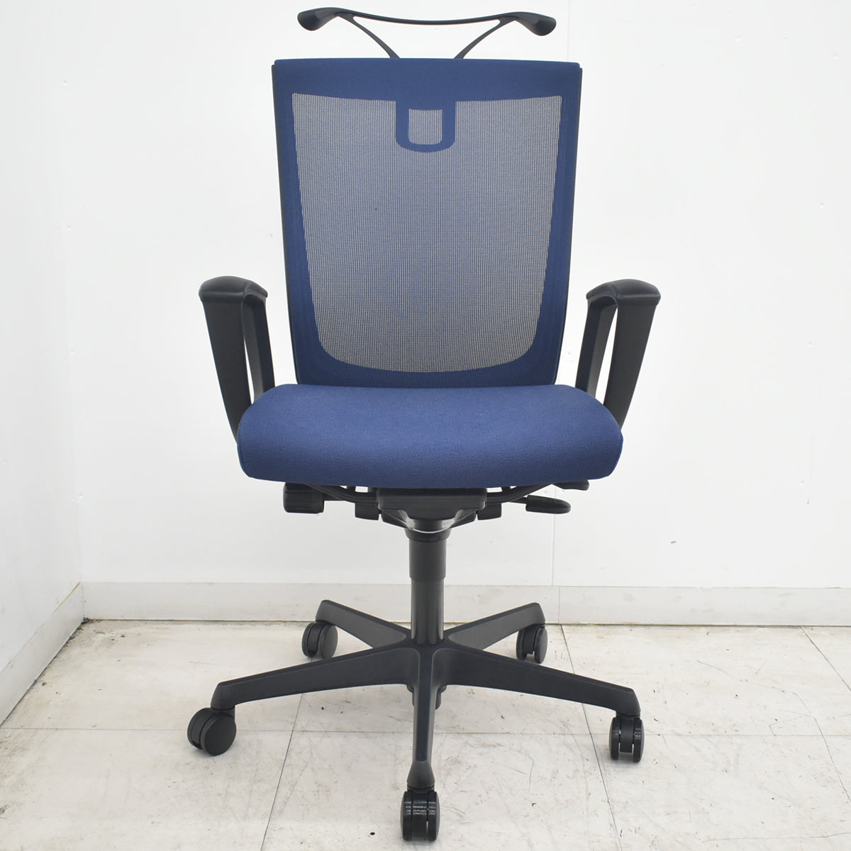 【中古】オカムラ　エスクード　ハイバック　固定肘　ハンガー　2020年製　ダークブルー　2026082002【中古オフィス家具】