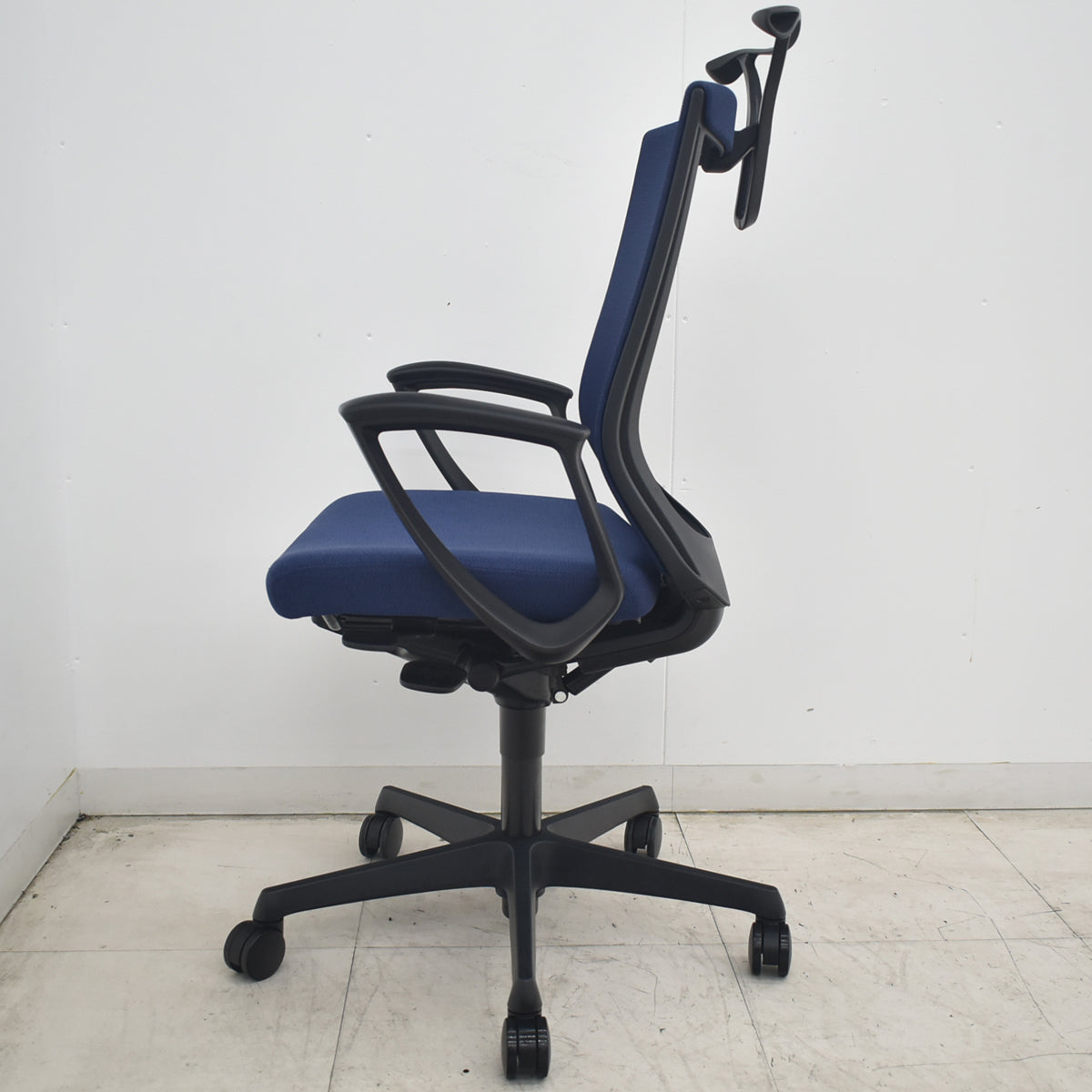 【中古】オカムラ　エスクード　ハイバック　固定肘　ハンガー　2020年製　ダークブルー　2026082002【中古オフィス家具】