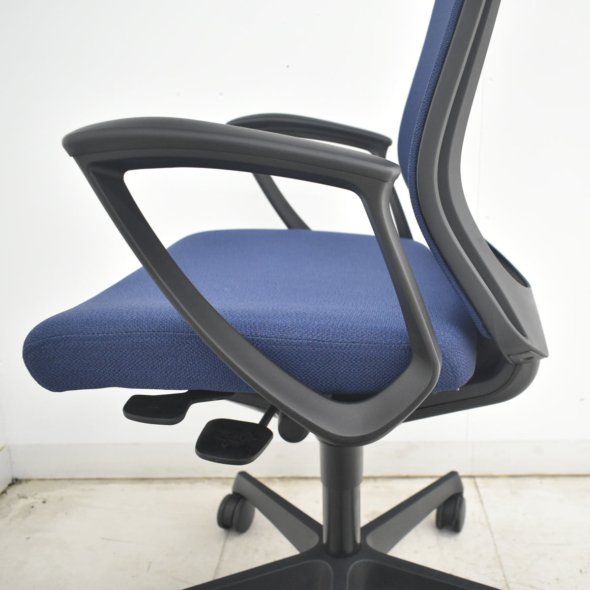 【中古】オカムラ　エスクード　ハイバック　固定肘　ハンガー　2020年製　ダークブルー　2026082002【中古オフィス家具】