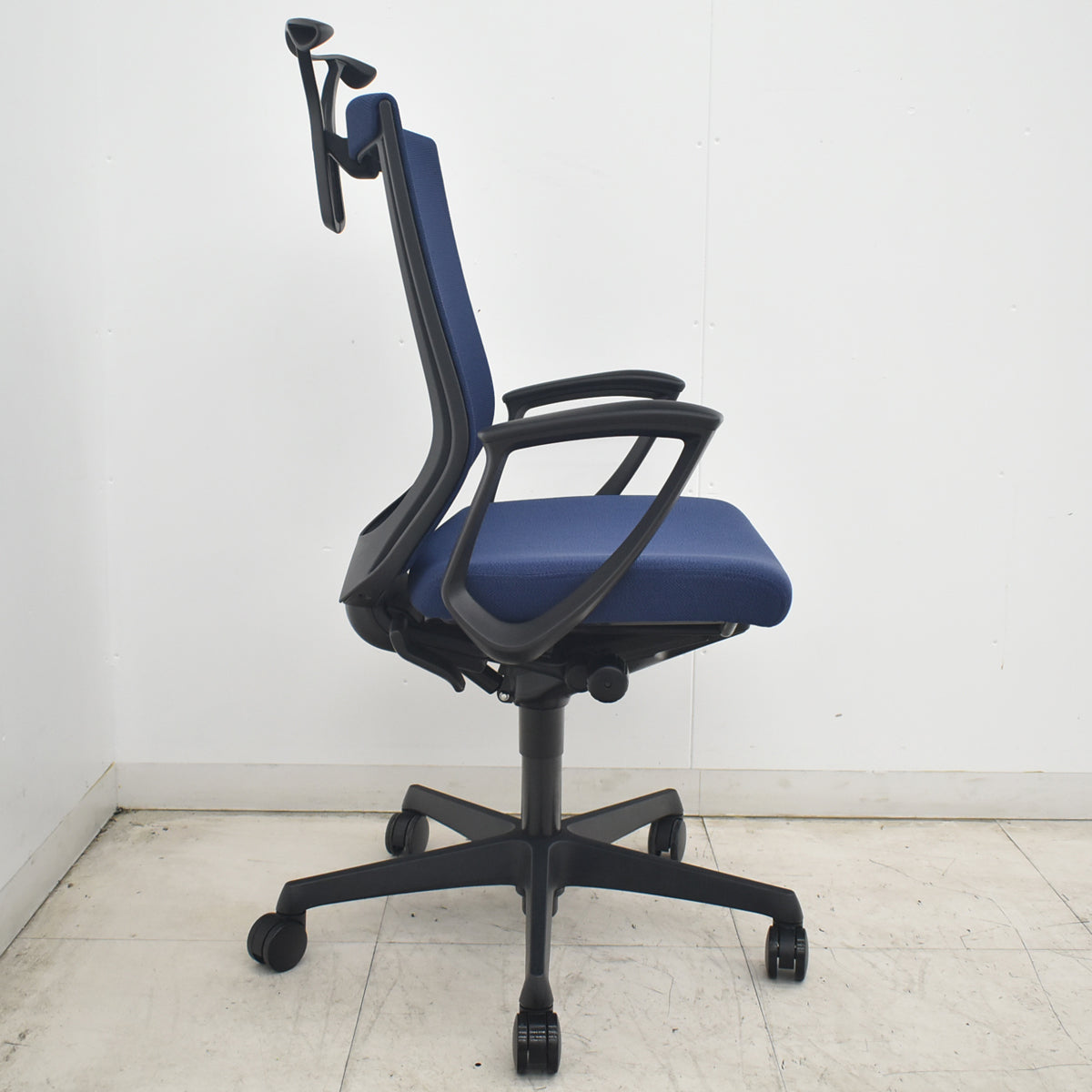 【中古】オカムラ　エスクード　ハイバック　固定肘　ハンガー　2020年製　ダークブルー　2026082002【中古オフィス家具】