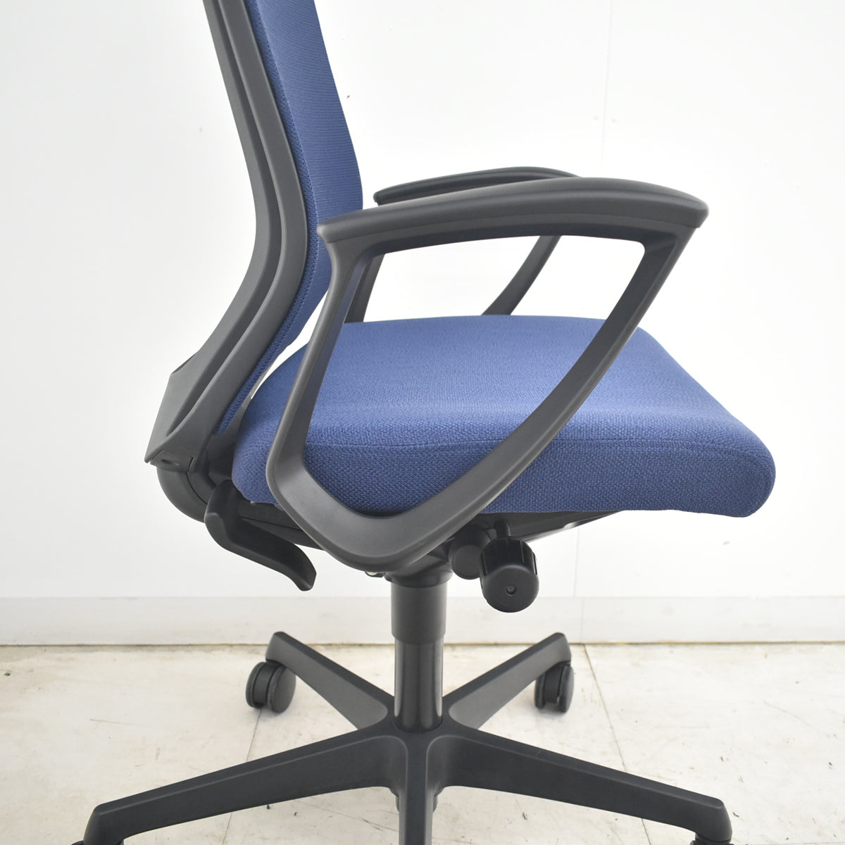 【中古】オカムラ　エスクード　ハイバック　固定肘　ハンガー　2020年製　ダークブルー　2026082002【中古オフィス家具】
