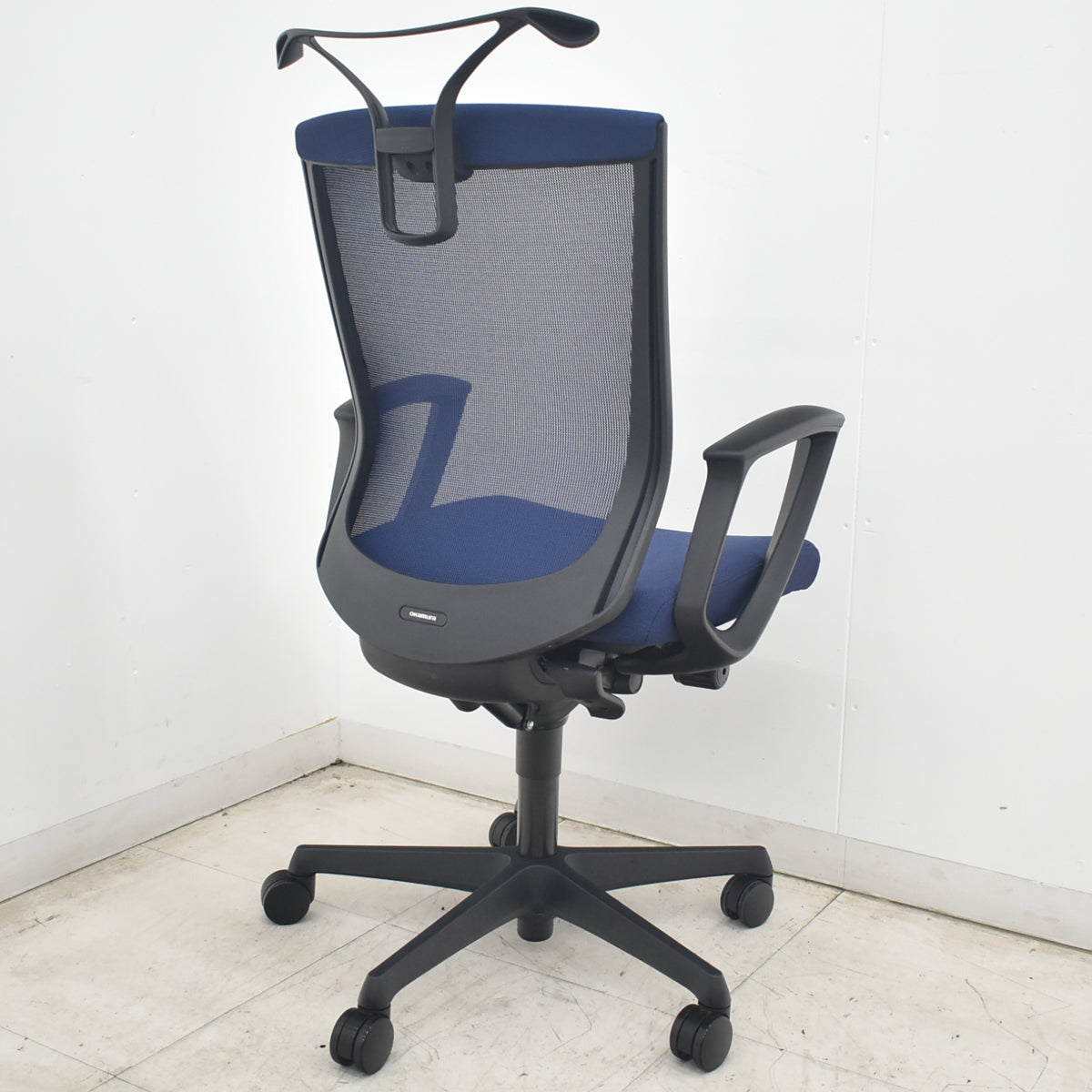 【中古】オカムラ　エスクード　ハイバック　固定肘　ハンガー　2020年製　ダークブルー　2026082002【中古オフィス家具】