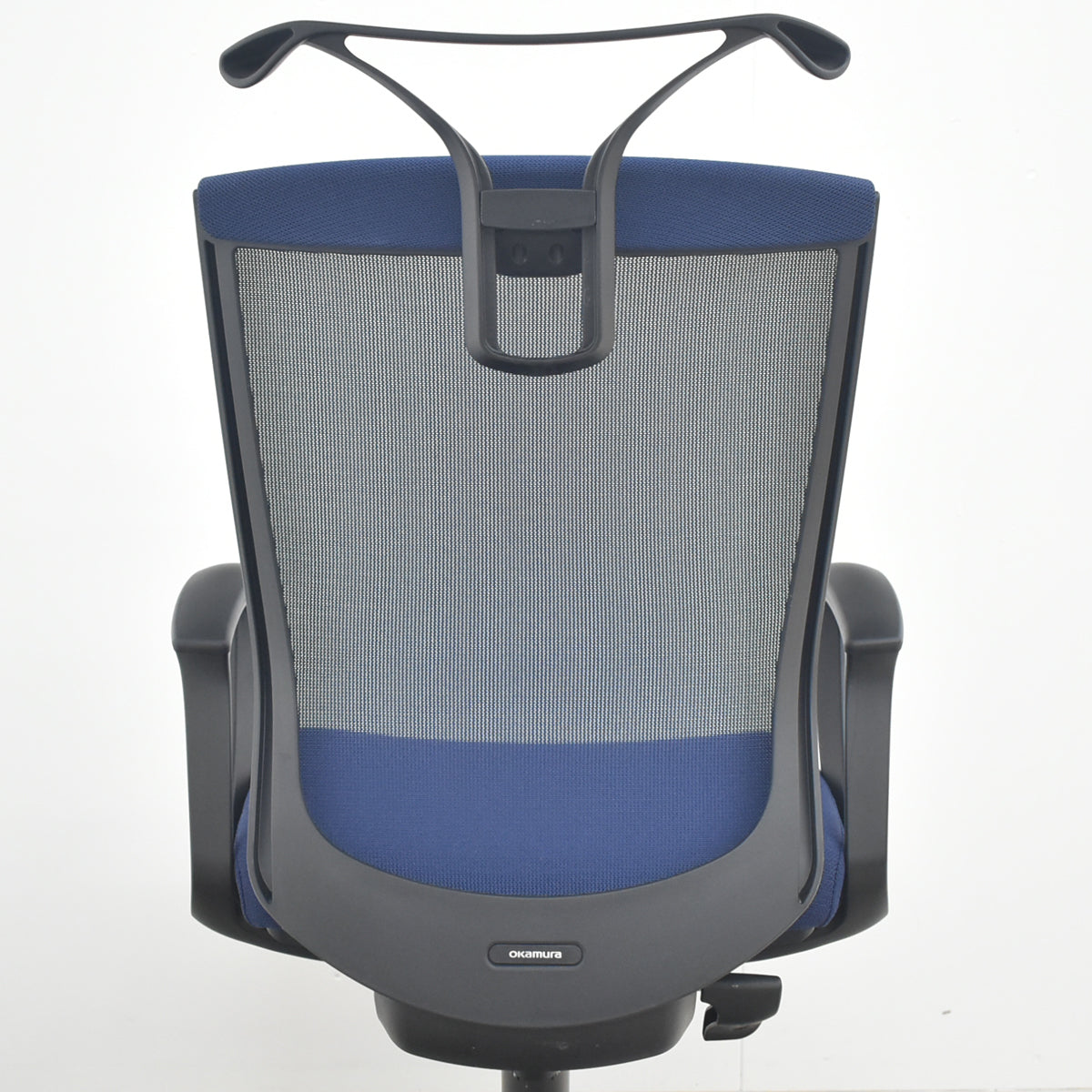 【中古】オカムラ　エスクード　ハイバック　固定肘　ハンガー　2020年製　ダークブルー　2026082002【中古オフィス家具】
