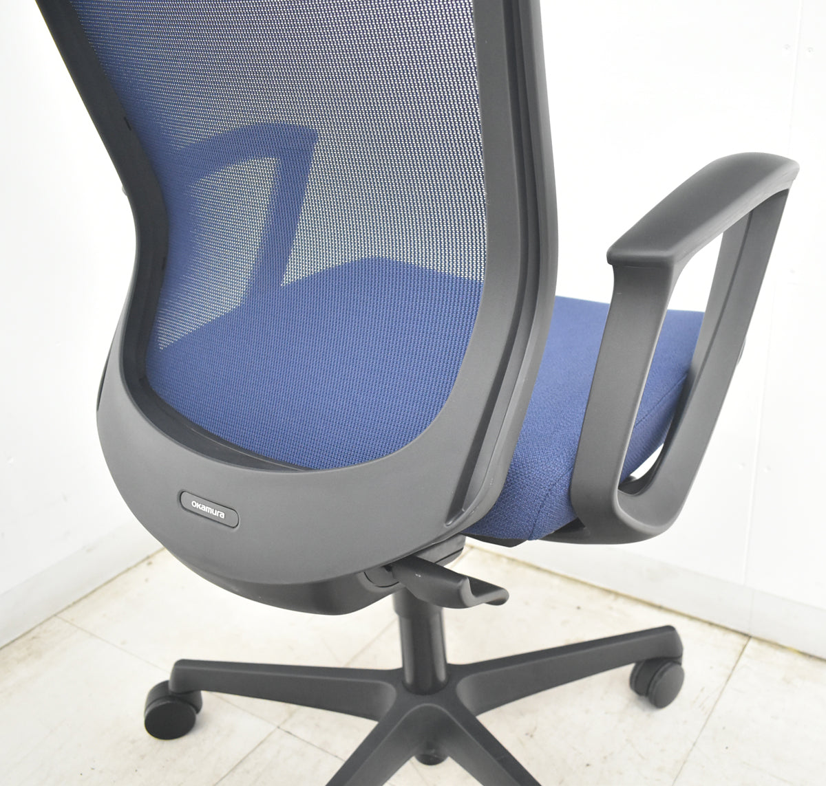 【中古】オカムラ　エスクード　ハイバック　固定肘　ハンガー　2020年製　ダークブルー　2026082002【中古オフィス家具】