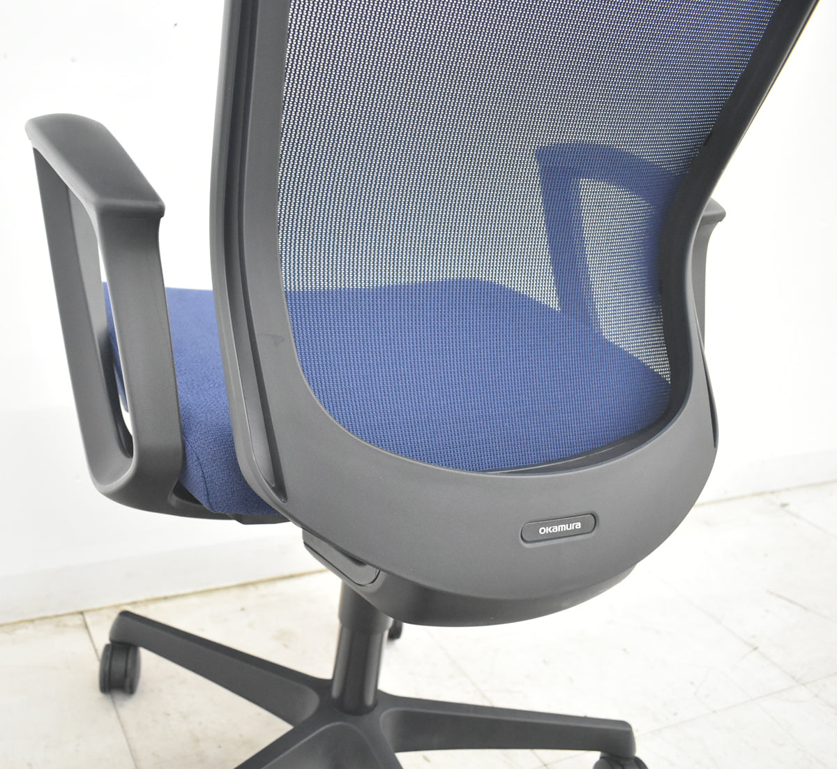 【中古】オカムラ　エスクード　ハイバック　固定肘　ハンガー　2020年製　ダークブルー　2026082002【中古オフィス家具】