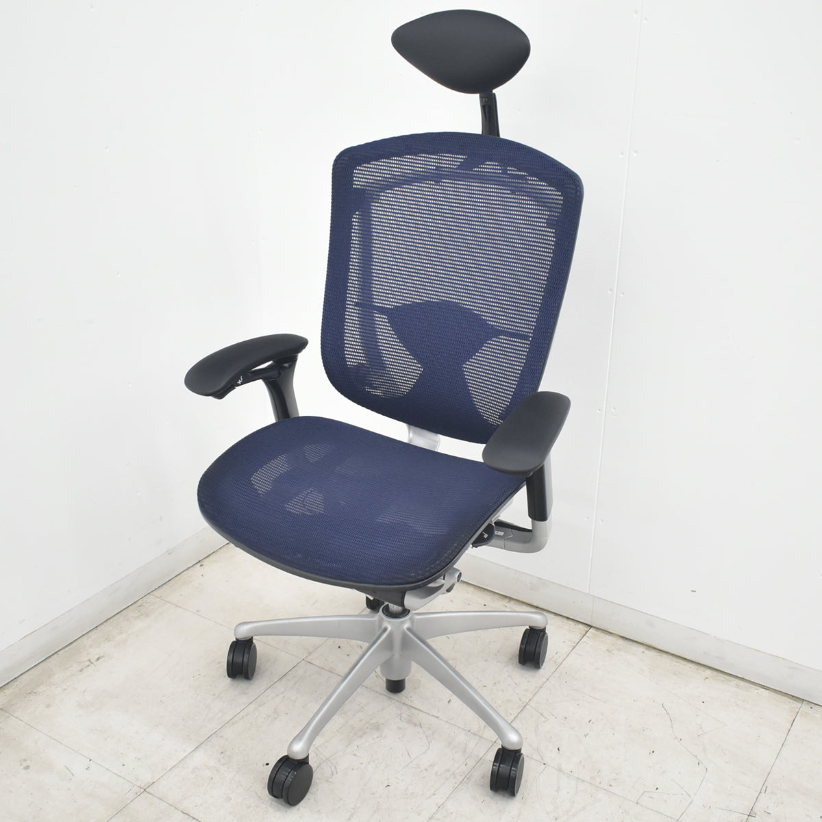 【中古】オカムラ　コンテッサ　ヘッドレスト　可動肘（肘パッド新品）ランバーサポート　ダークブルー　2026082003【中古オフィス家具】