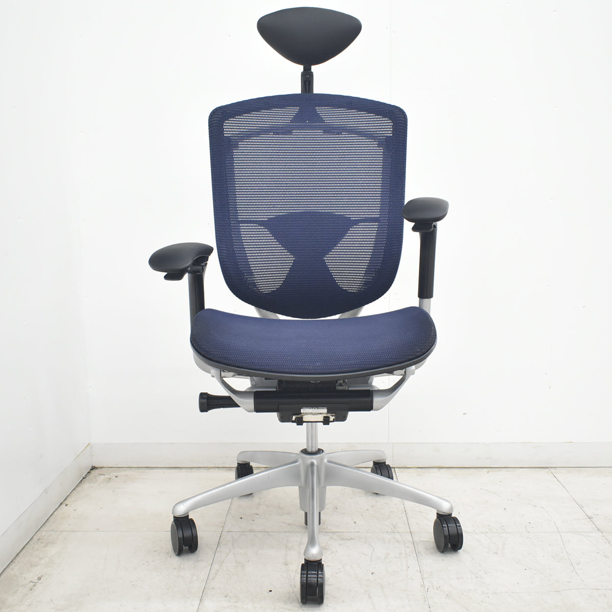 【中古】オカムラ　コンテッサ　ヘッドレスト　可動肘（肘パッド新品）ランバーサポート　ダークブルー　2026082003【中古オフィス家具】