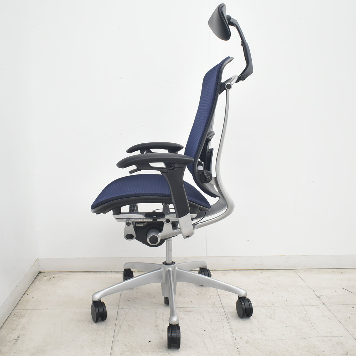 【中古】オカムラ　コンテッサ　ヘッドレスト　可動肘（肘パッド新品）ランバーサポート　ダークブルー　2026082003【中古オフィス家具】