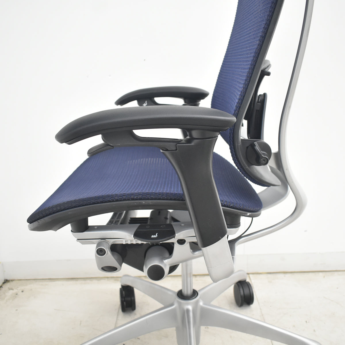 【中古】オカムラ　コンテッサ　ヘッドレスト　可動肘（肘パッド新品）ランバーサポート　ダークブルー　2026082003【中古オフィス家具】