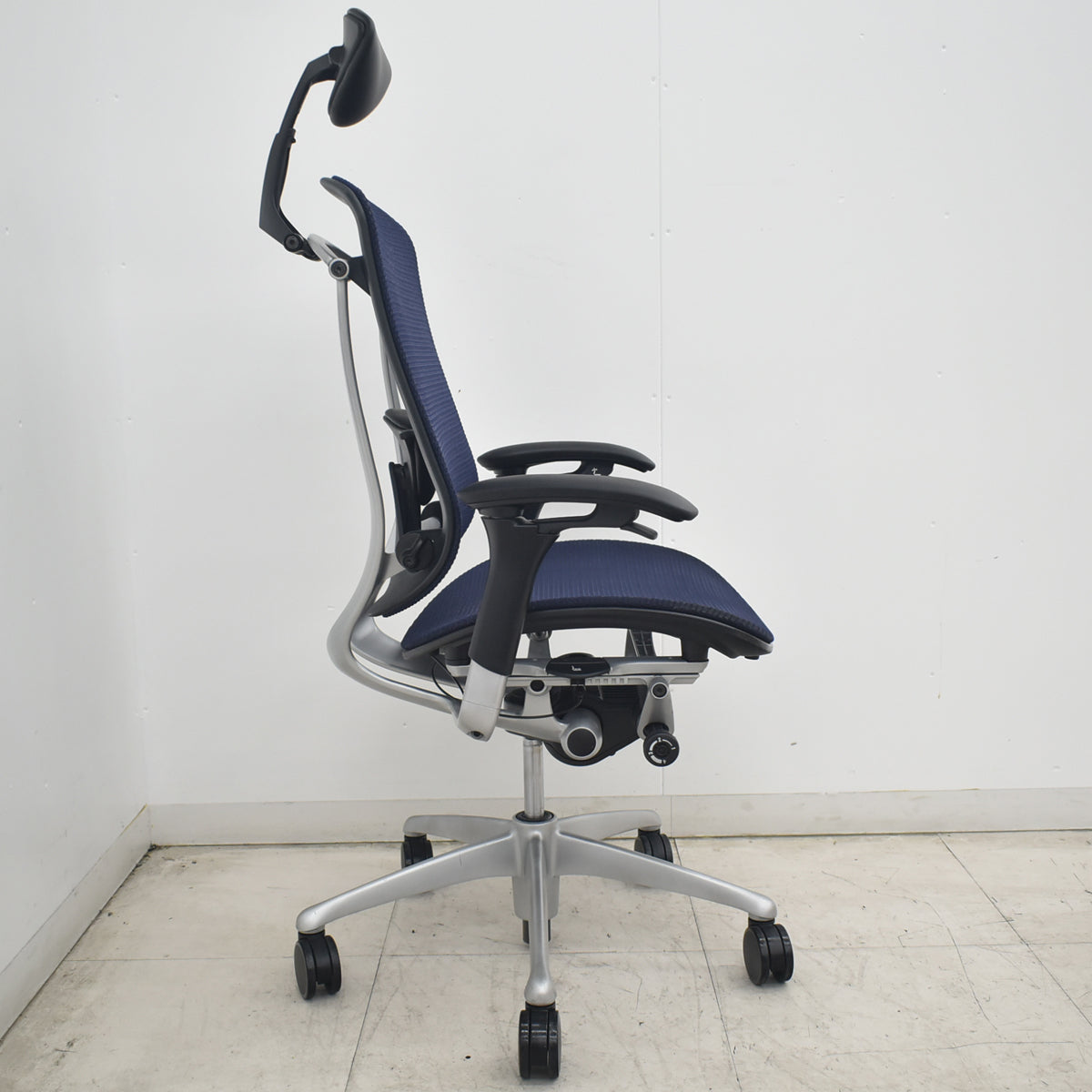 【中古】オカムラ　コンテッサ　ヘッドレスト　可動肘（肘パッド新品）ランバーサポート　ダークブルー　2026082003【中古オフィス家具】