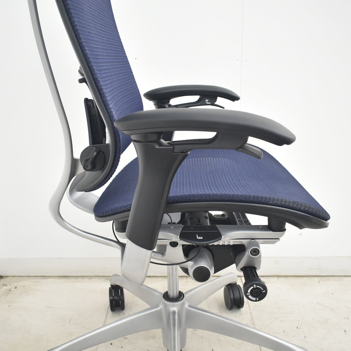 【中古】オカムラ　コンテッサ　ヘッドレスト　可動肘（肘パッド新品）ランバーサポート　ダークブルー　2026082003【中古オフィス家具】