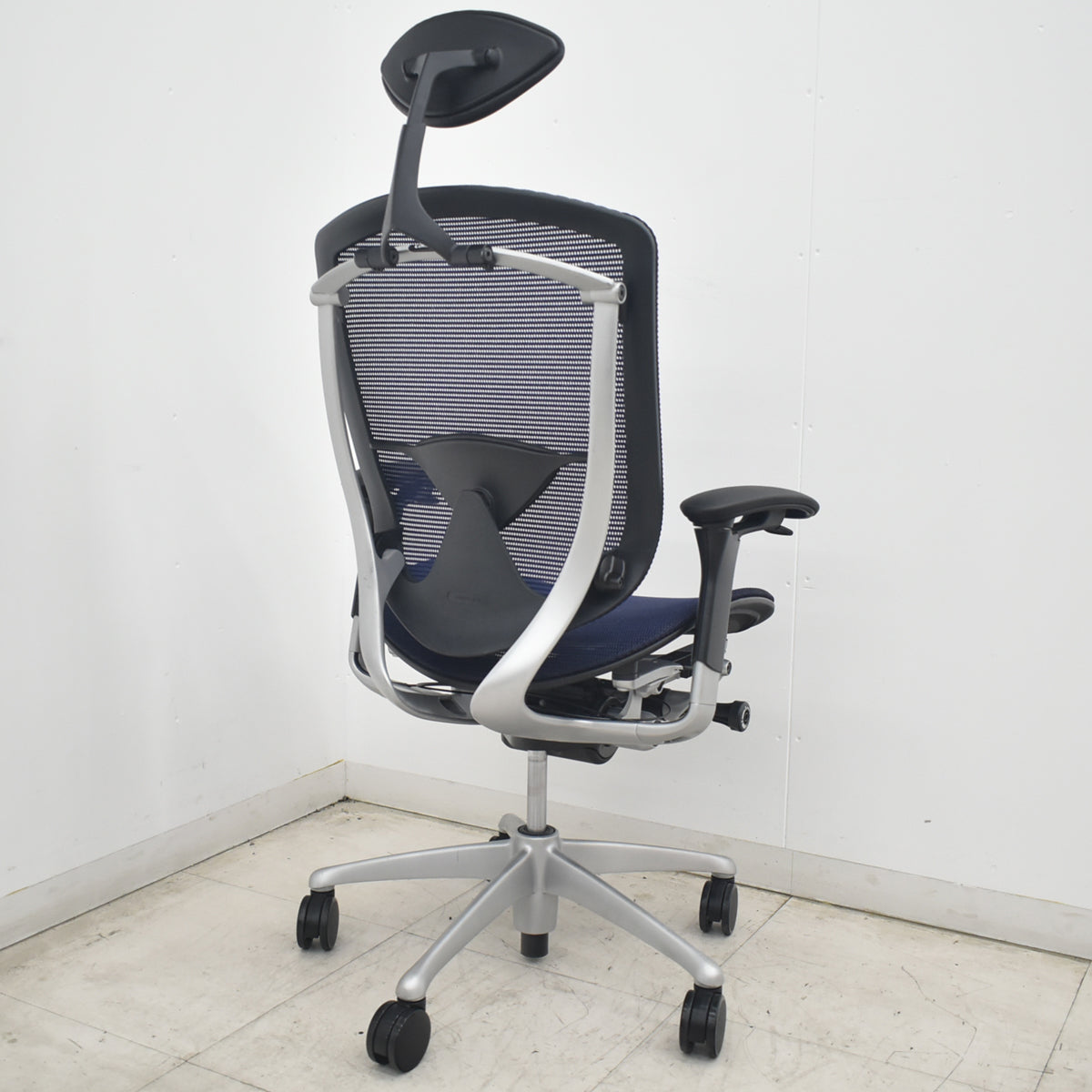 【中古】オカムラ　コンテッサ　ヘッドレスト　可動肘（肘パッド新品）ランバーサポート　ダークブルー　2026082003【中古オフィス家具】