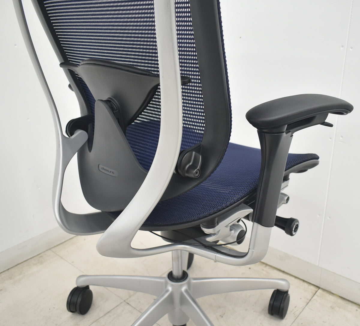 【中古】オカムラ　コンテッサ　ヘッドレスト　可動肘（肘パッド新品）ランバーサポート　ダークブルー　2026082003【中古オフィス家具】