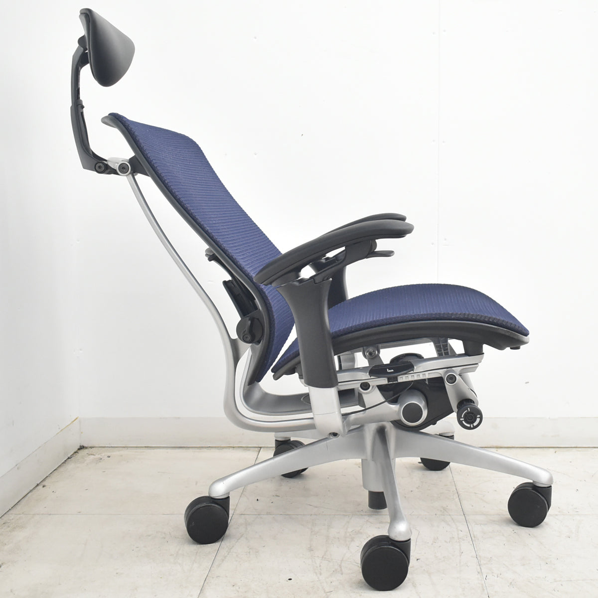 【中古】オカムラ　コンテッサ　ヘッドレスト　可動肘（肘パッド新品）ランバーサポート　ダークブルー　2026082003【中古オフィス家具】