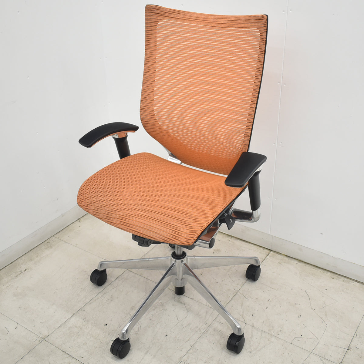 【中古】オカムラ　バロン　ハイバック　可動肘　ポリッシュ　オレンジ　2026082004【中古オフィス家具】