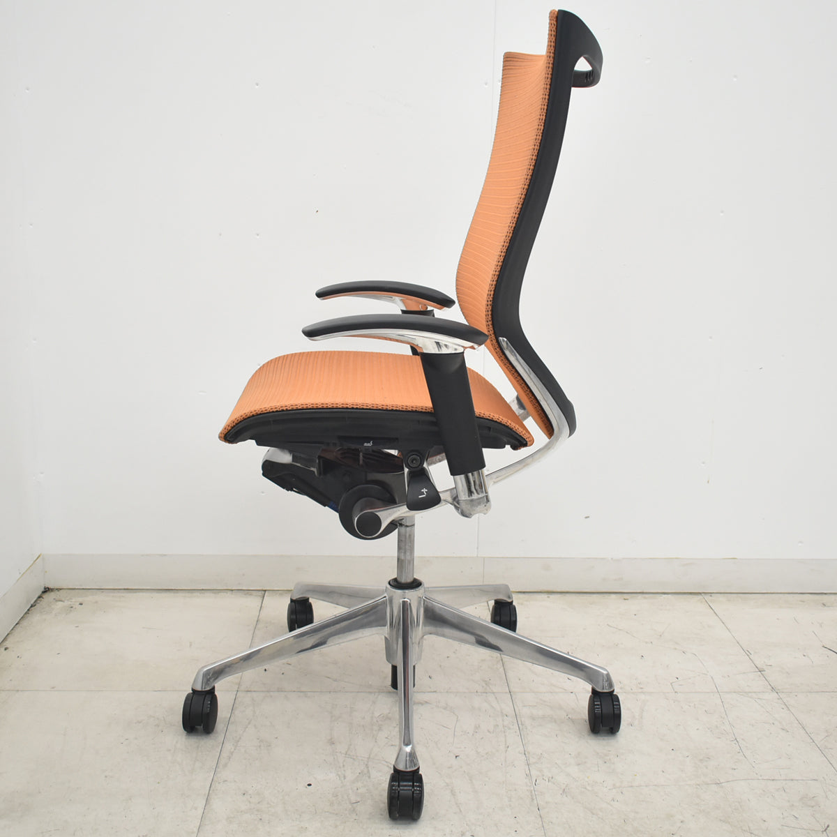【中古】オカムラ　バロン　ハイバック　可動肘　ポリッシュ　オレンジ　2026082004【中古オフィス家具】