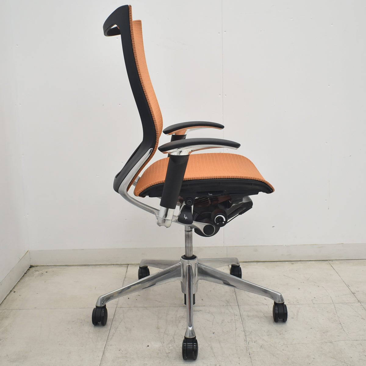 【中古】オカムラ　バロン　ハイバック　可動肘　ポリッシュ　オレンジ　2026082004【中古オフィス家具】
