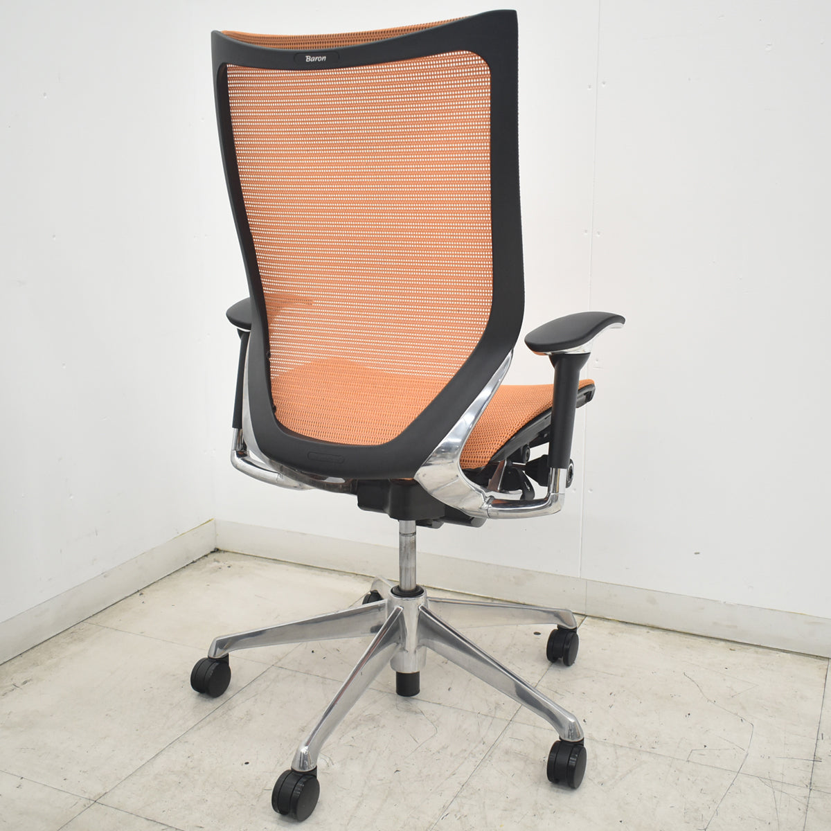 【中古】オカムラ　バロン　ハイバック　可動肘　ポリッシュ　オレンジ　2026082004【中古オフィス家具】