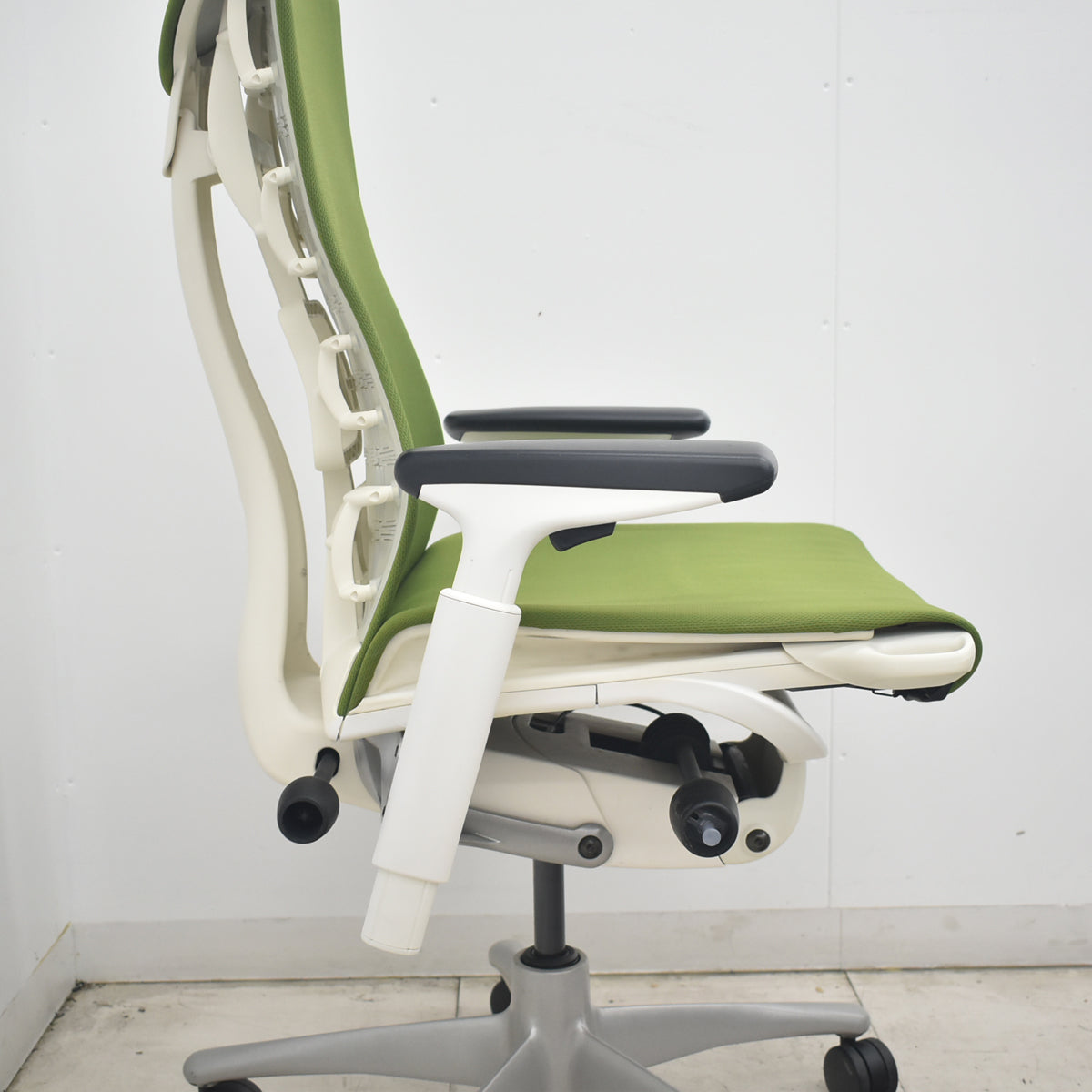 【中古】ハーマンミラー　エンボディチェア　可動肘　グリーン　2026082009【中古オフィス家具】