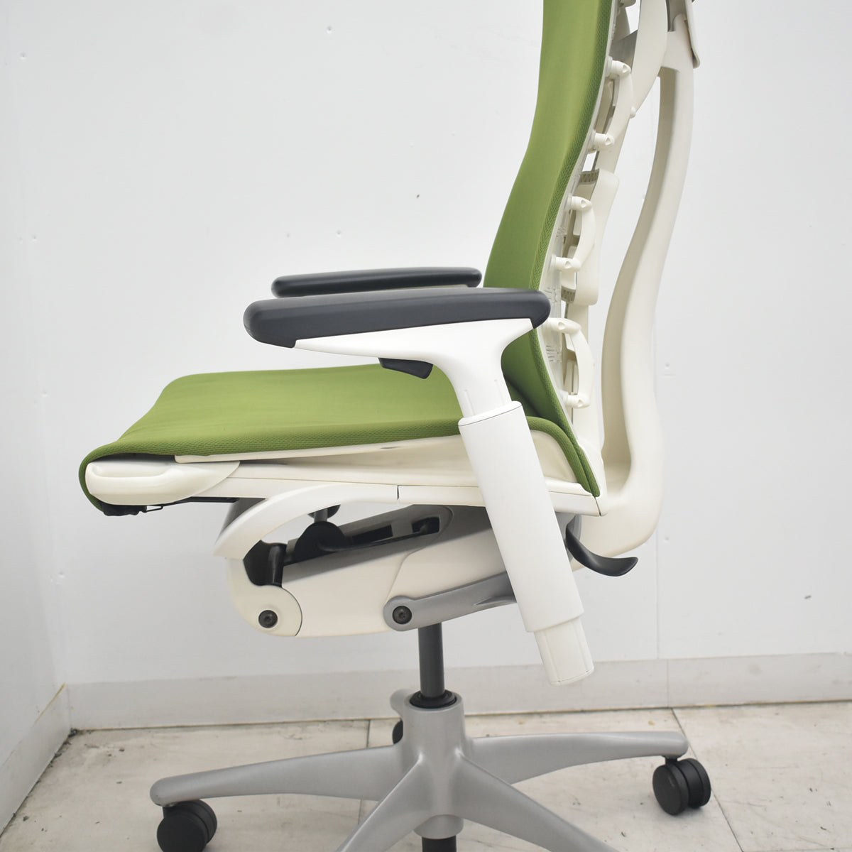 【中古】ハーマンミラー　エンボディチェア　可動肘　グリーン　2026082009【中古オフィス家具】