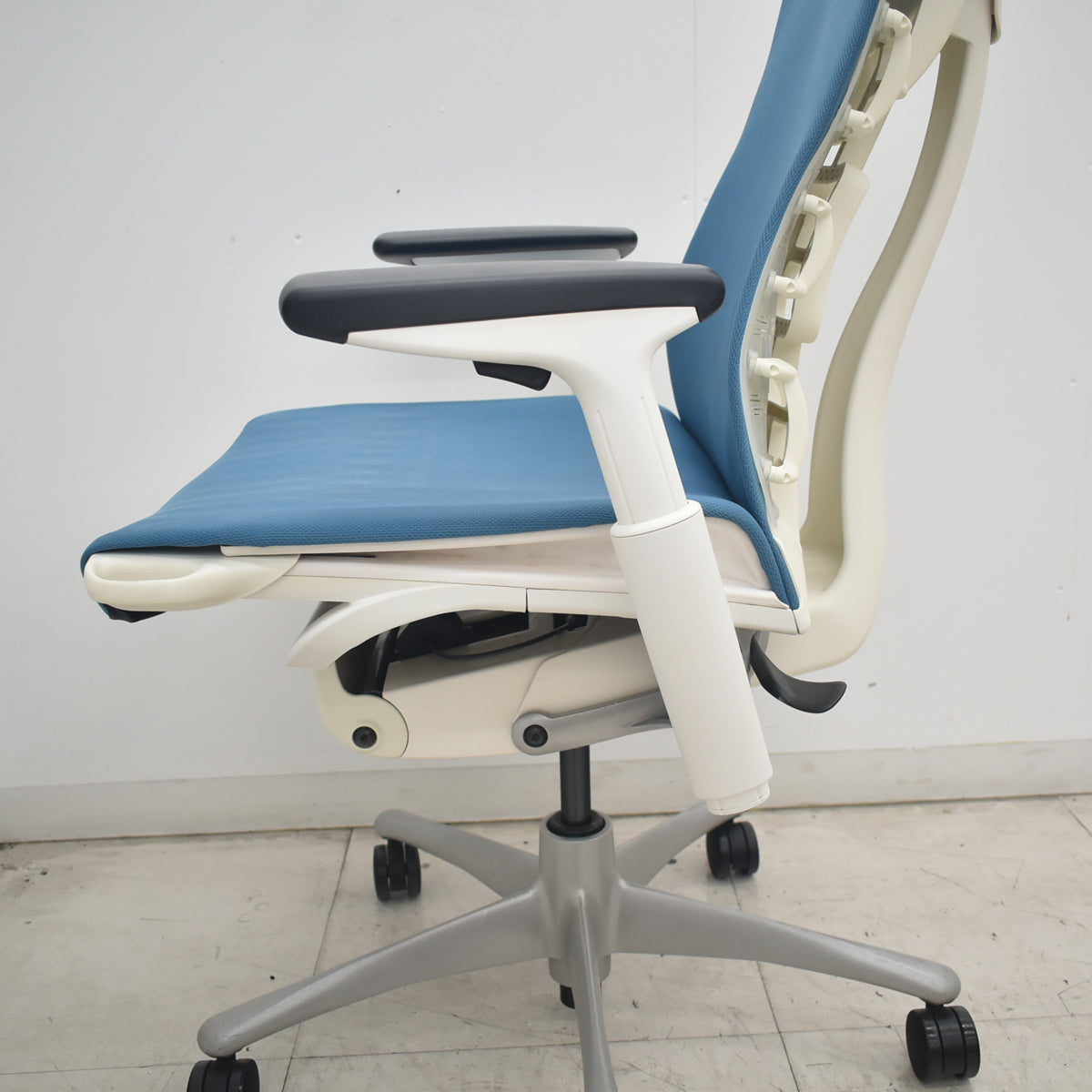 【中古】ハーマンミラー　エンボディチェア　可動肘　ブルー　2026082101【中古オフィス家具】