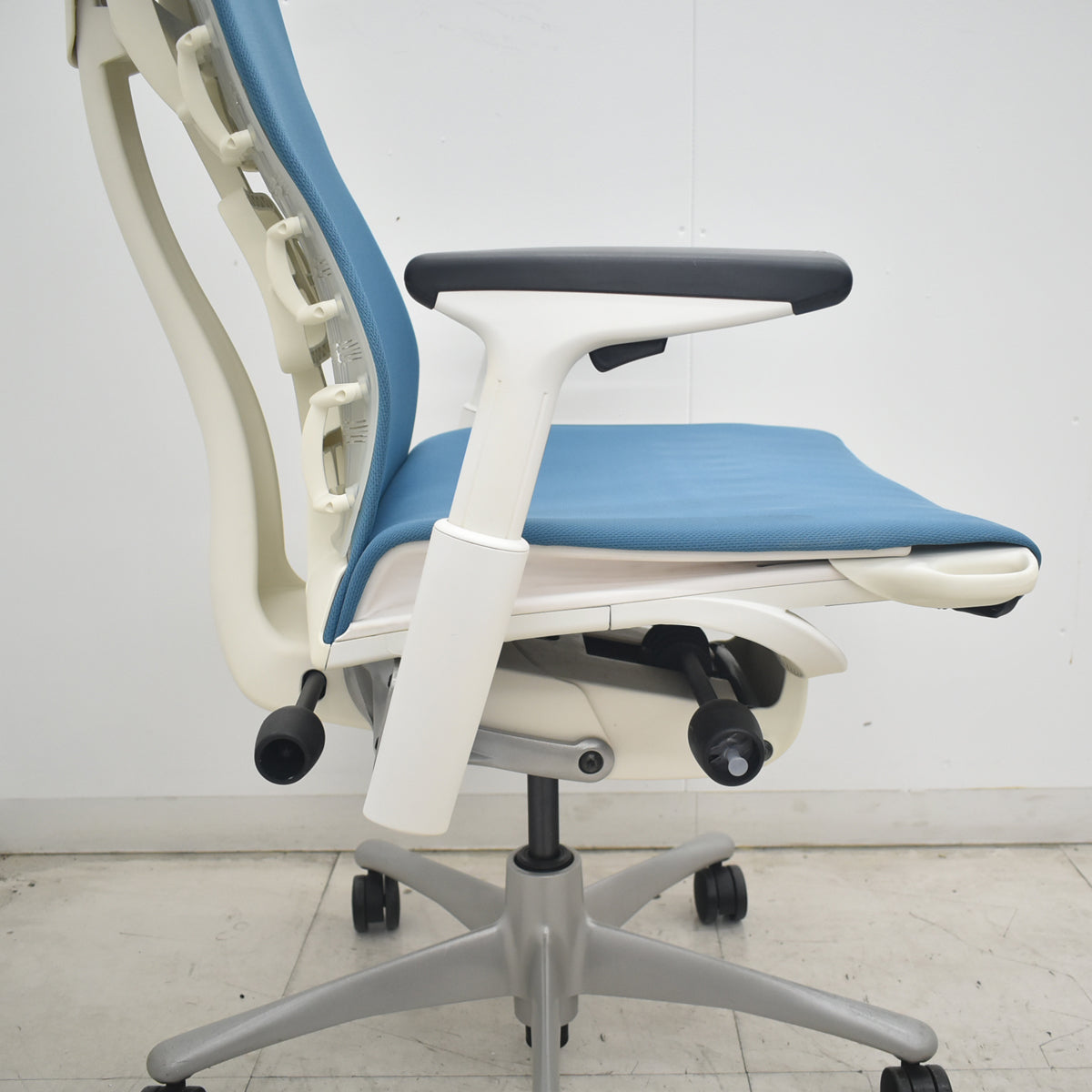 【中古】ハーマンミラー　エンボディチェア　可動肘　ブルー　2026082101【中古オフィス家具】