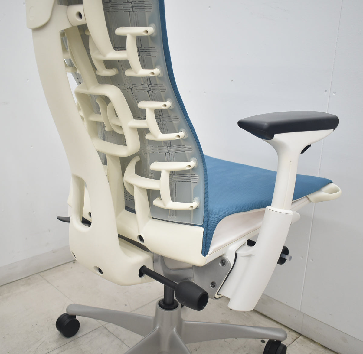 【中古】ハーマンミラー　エンボディチェア　可動肘　ブルー　2026082101【中古オフィス家具】