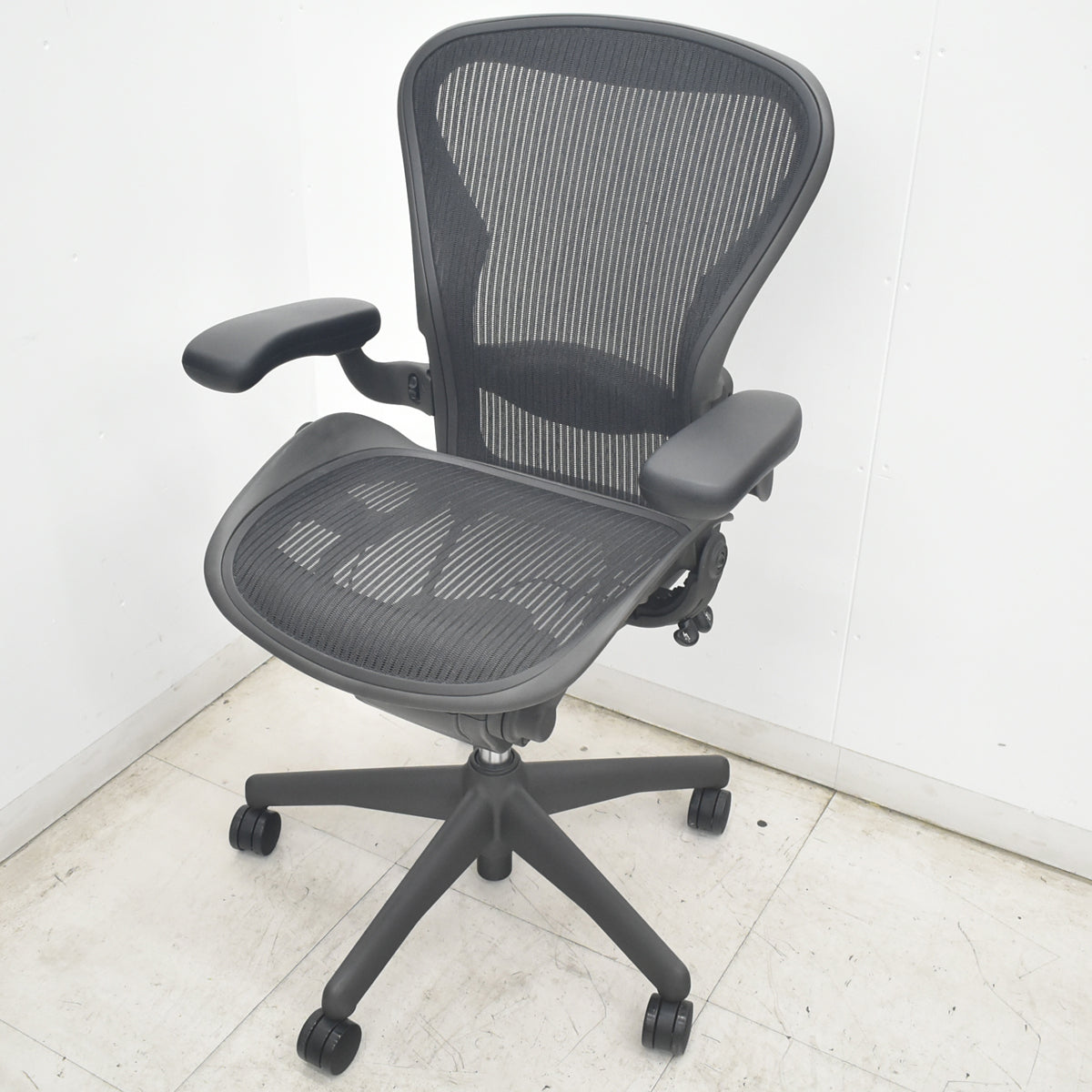 【中古】ハーマンミラー　アーロンチェア　Bサイズ　フル装備　ランバーサポート　ブラック　2026082102【中古オフィス家具】