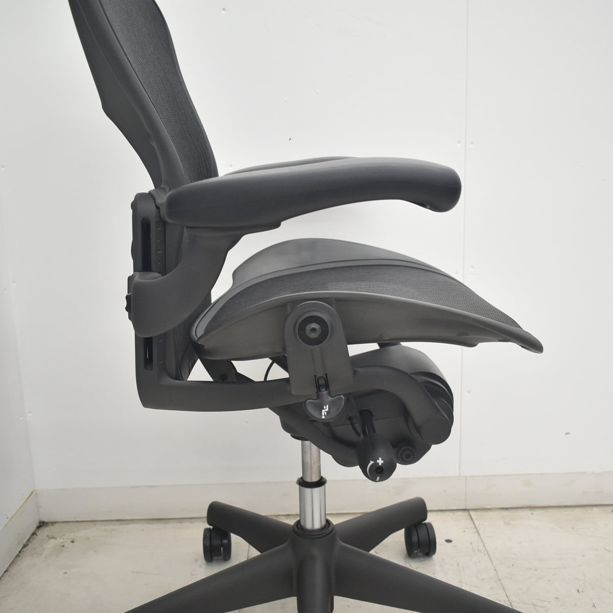【中古】ハーマンミラー　アーロンチェア　Bサイズ　フル装備　ランバーサポート　ブラック　2026082102【中古オフィス家具】