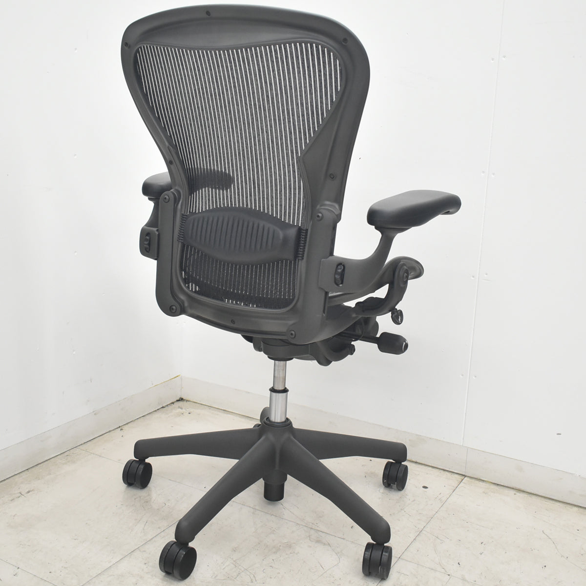 【中古】ハーマンミラー　アーロンチェア　Bサイズ　フル装備　ランバーサポート　ブラック　2026082102【中古オフィス家具】